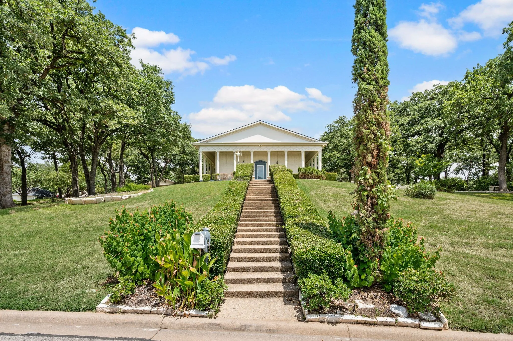 Single Family Residence For Rent in Tarrant County , 1200 Circle Lane, Bedford, Texas 76022, 4 Bedroom, 5 Bathroom, 3 Garage spaces, 4,028 Sqft, built in 1971, mls#21333715, Real Estate Agent in Bedford, Homes For Rent in Tarrant county, Homes For Rent in Bedford, Realtor in Bedford Texas, Real Estate Brokerage Independent Realty Texas, Luminita Cordes Realtor