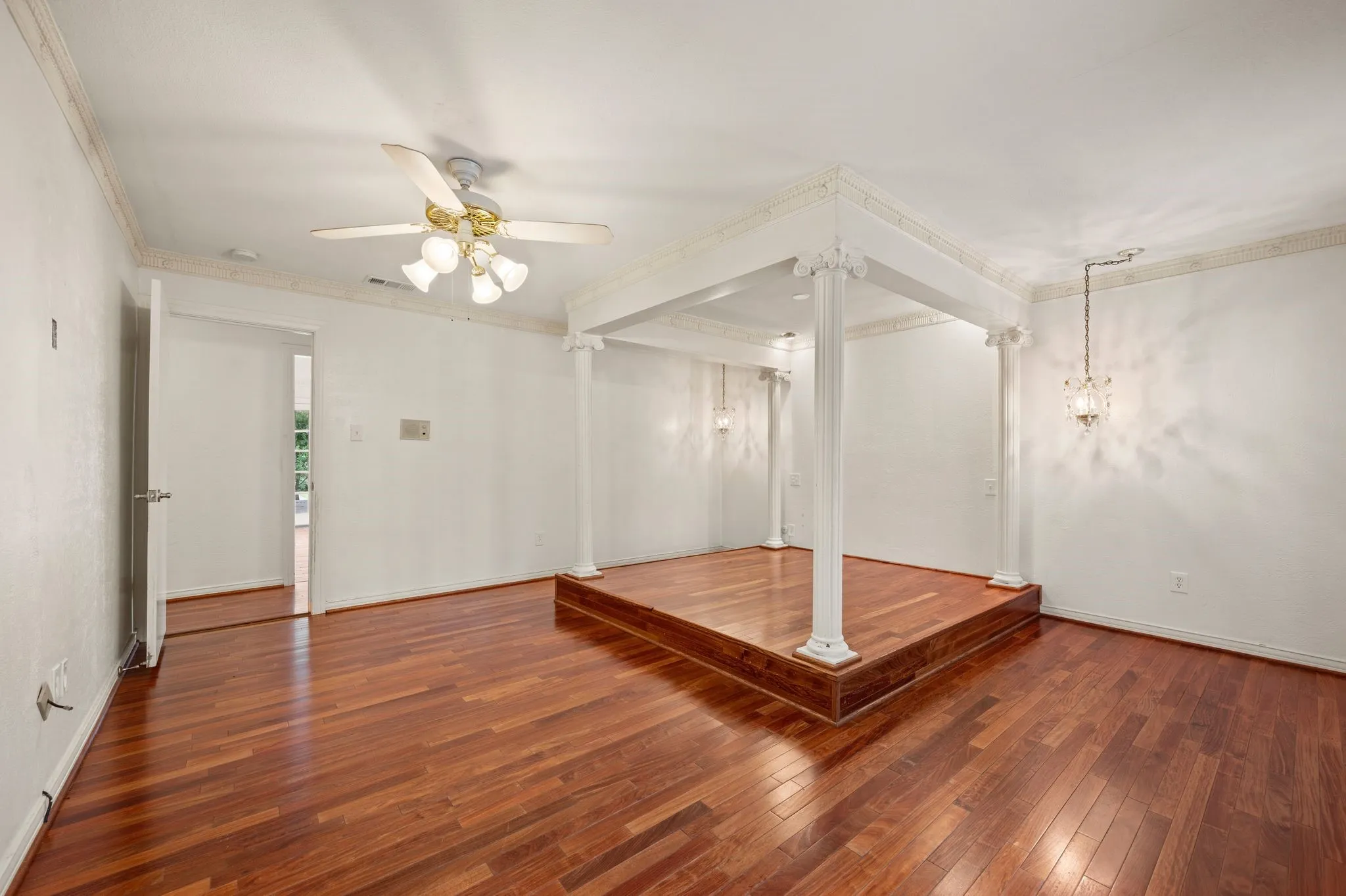 Single Family Residence For Rent in Tarrant County , 1200 Circle Lane, Bedford, Texas 76022, 4 Bedroom, 5 Bathroom, 3 Garage spaces, 4,028 Sqft, built in 1971, mls#21333715, Real Estate Agent in Bedford, Homes For Rent in Tarrant county, Homes For Rent in Bedford, Realtor in Bedford Texas, Real Estate Brokerage Independent Realty Texas, Luminita Cordes Realtor