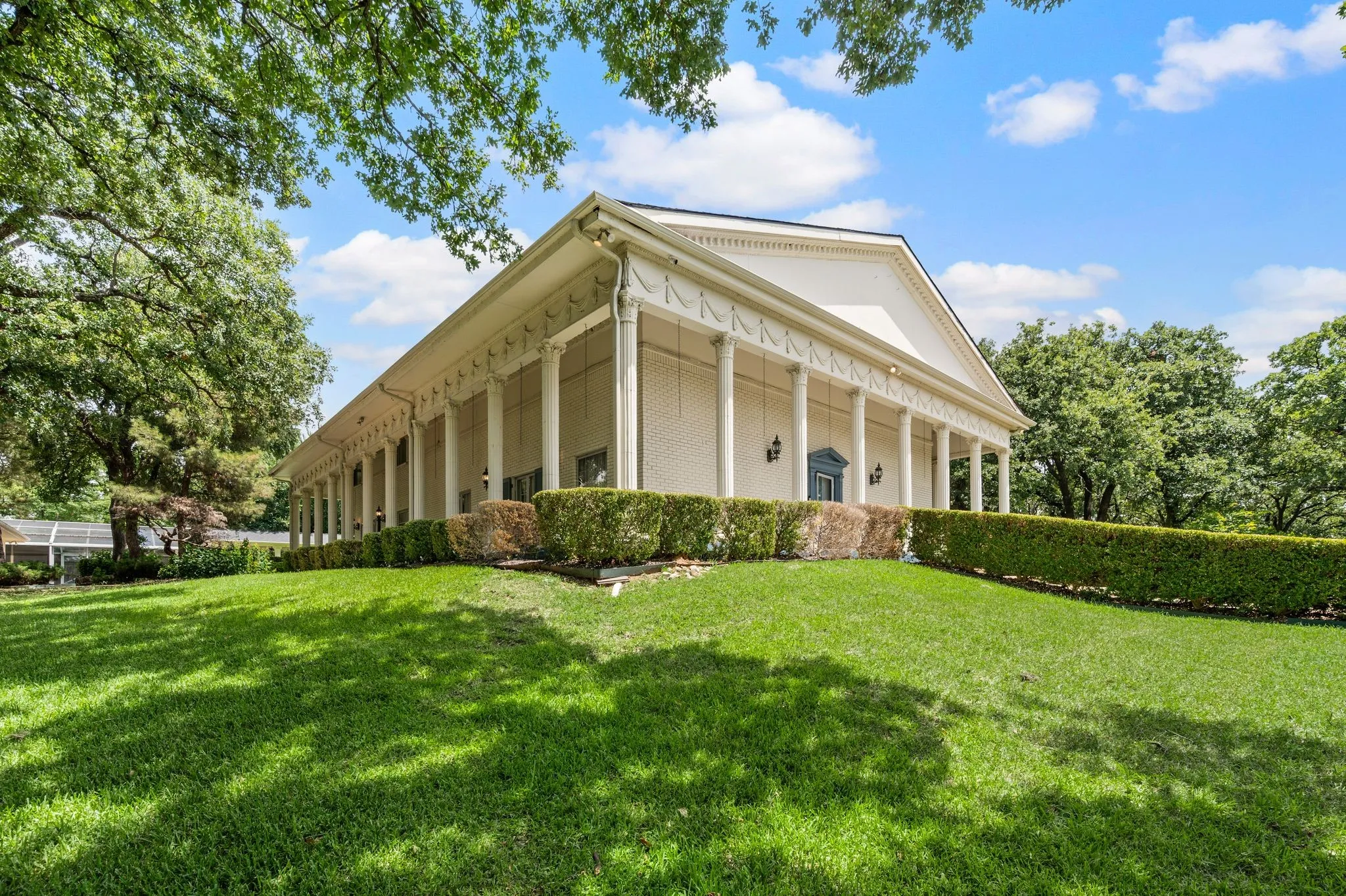 Single Family Residence For Rent in Tarrant County , 1200 Circle Lane, Bedford, Texas 76022, 4 Bedroom, 5 Bathroom, 3 Garage spaces, 4,028 Sqft, built in 1971, mls#21333715, Real Estate Agent in Bedford, Homes For Rent in Tarrant county, Homes For Rent in Bedford, Realtor in Bedford Texas, Real Estate Brokerage Independent Realty Texas, Luminita Cordes Realtor