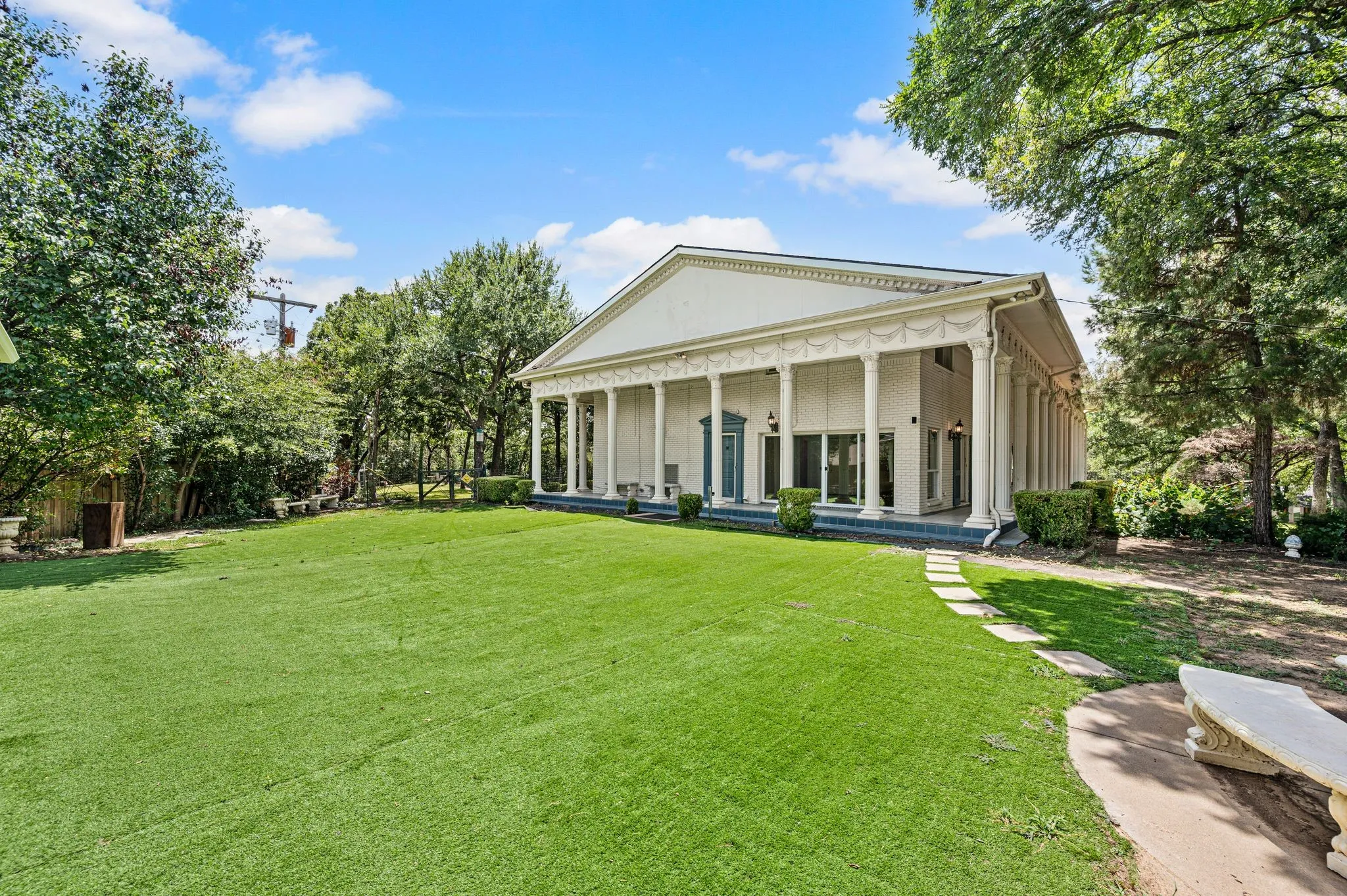 Single Family Residence For Rent in Tarrant County , 1200 Circle Lane, Bedford, Texas 76022, 4 Bedroom, 5 Bathroom, 3 Garage spaces, 4,028 Sqft, built in 1971, mls#21333715, Real Estate Agent in Bedford, Homes For Rent in Tarrant county, Homes For Rent in Bedford, Realtor in Bedford Texas, Real Estate Brokerage Independent Realty Texas, Luminita Cordes Realtor