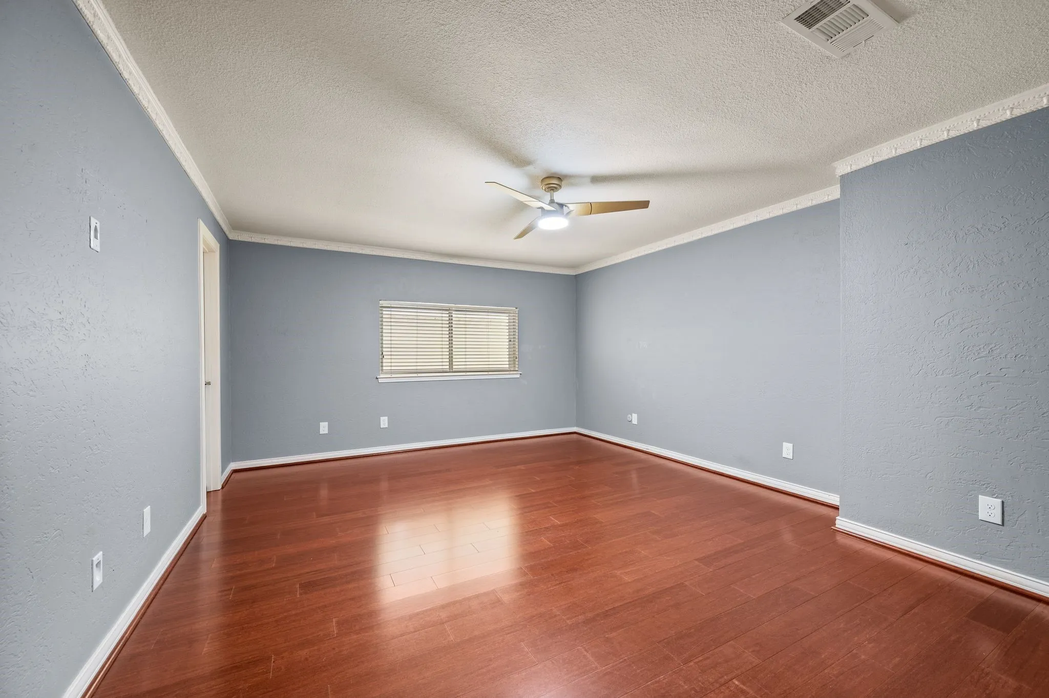 Single Family Residence For Rent in Tarrant County , 1200 Circle Lane, Bedford, Texas 76022, 4 Bedroom, 5 Bathroom, 3 Garage spaces, 4,028 Sqft, built in 1971, mls#21333715, Real Estate Agent in Bedford, Homes For Rent in Tarrant county, Homes For Rent in Bedford, Realtor in Bedford Texas, Real Estate Brokerage Independent Realty Texas, Luminita Cordes Realtor