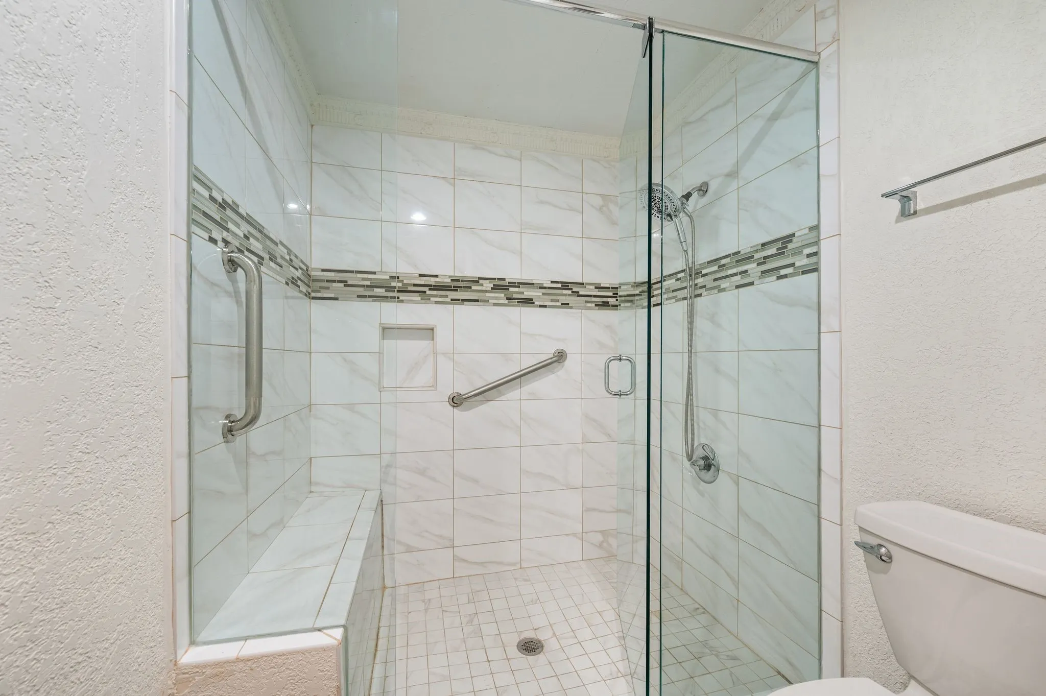 Single Family Residence For Rent in Tarrant County , 1200 Circle Lane, Bedford, Texas 76022, 4 Bedroom, 5 Bathroom, 3 Garage spaces, 4,028 Sqft, built in 1971, mls#21333715, Real Estate Agent in Bedford, Homes For Rent in Tarrant county, Homes For Rent in Bedford, Realtor in Bedford Texas, Real Estate Brokerage Independent Realty Texas, Luminita Cordes Realtor