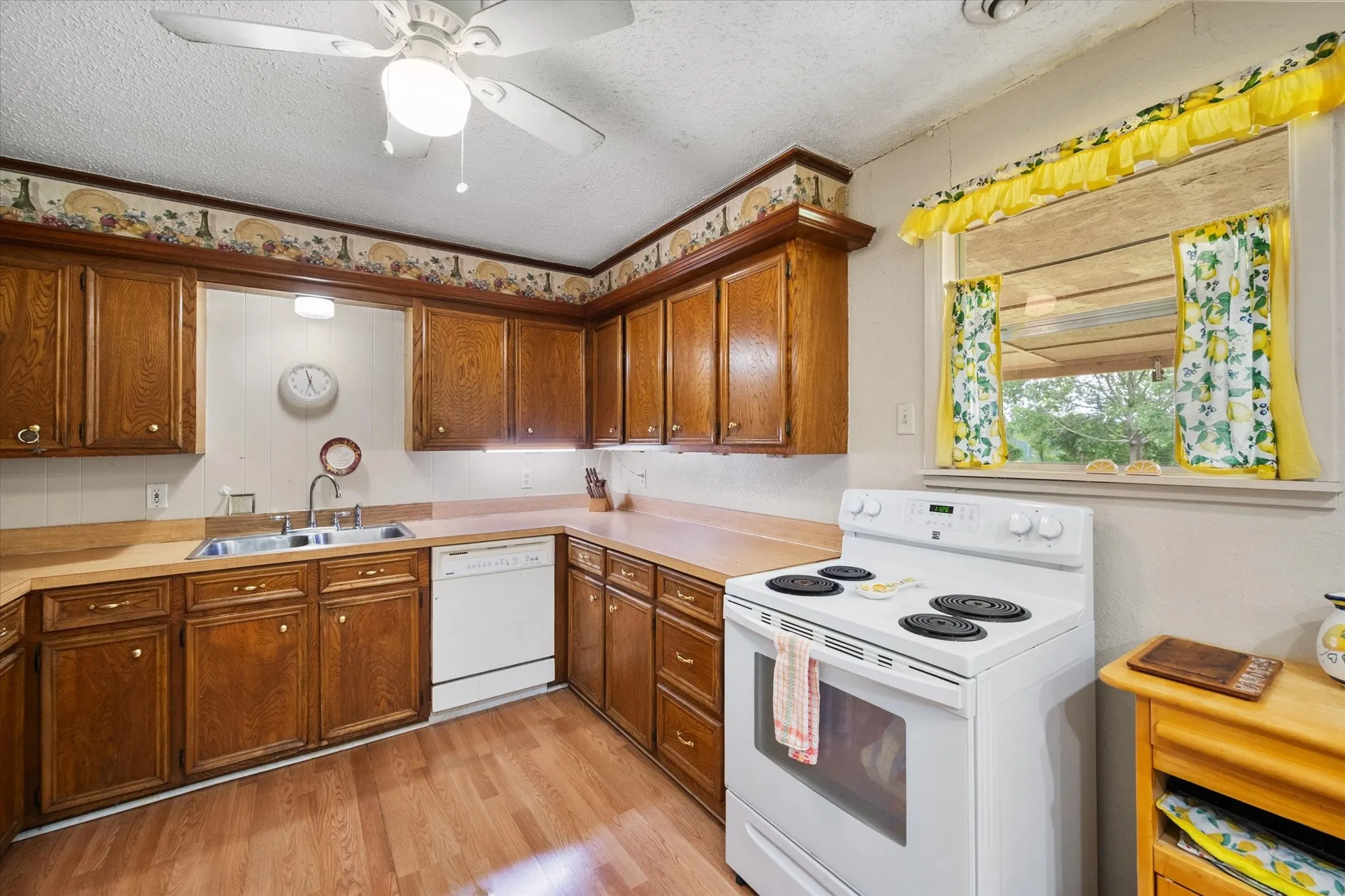 Single Family Residence For Sale in Navarro County , 1209 Hidden Hills Drive, Corsicana, Texas 75110, 3 Bedroom, 2 Bathroom, Garage spaces, 1,636 Sqft, built in 1983, mls#21335204, Real Estate Agent in Corsicana, Homes For Sale in Navarro county, Homes For Sale in Corsicana, Realtor in Corsicana Texas, Real Estate Brokerage Independent Realty Texas, Luminita Cordes Realtor