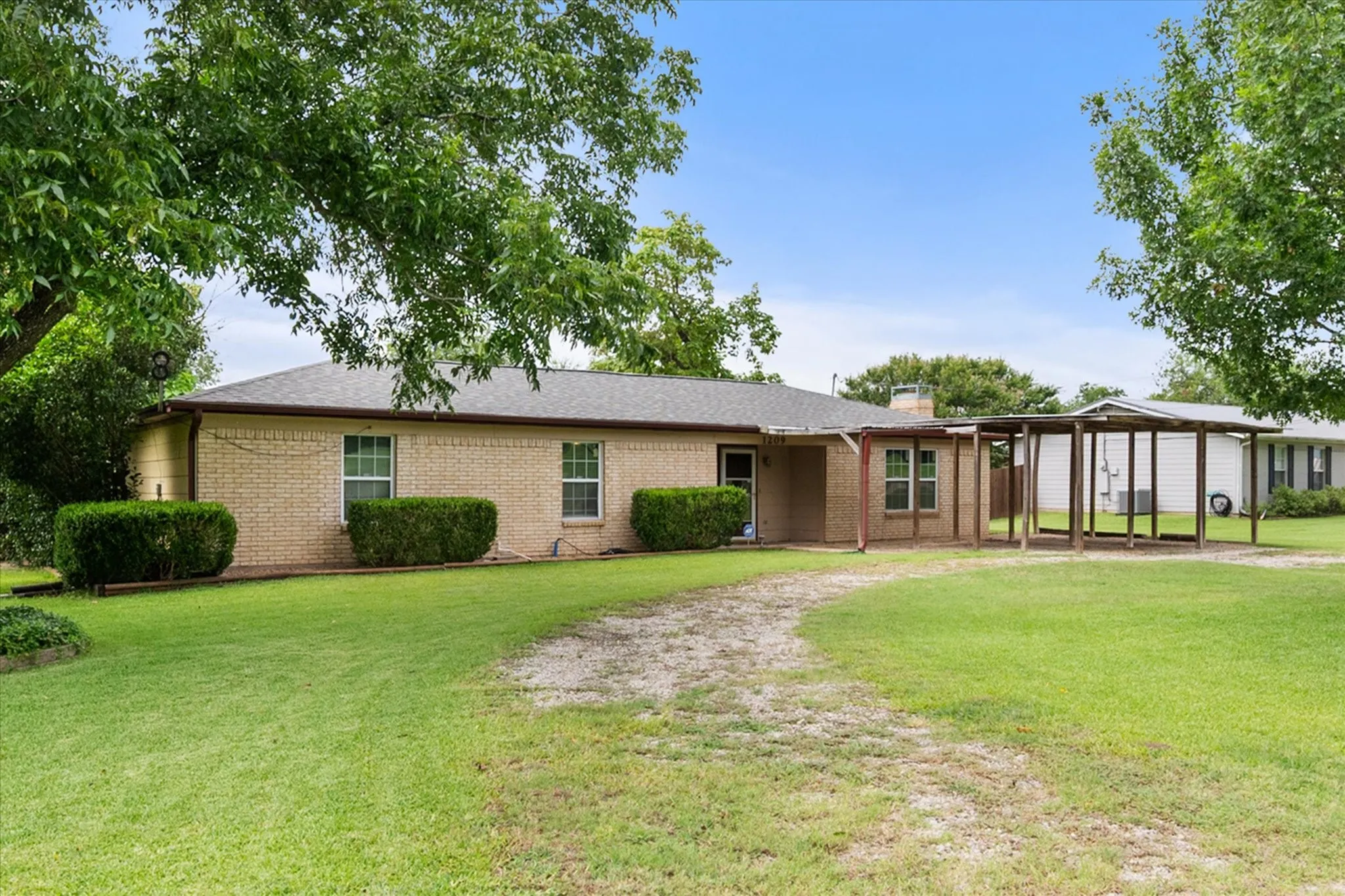 Single Family Residence For Sale in Navarro County , 1209 Hidden Hills Drive, Corsicana, Texas 75110, 3 Bedroom, 2 Bathroom, Garage spaces, 1,636 Sqft, built in 1983, mls#21335204, Real Estate Agent in Corsicana, Homes For Sale in Navarro county, Homes For Sale in Corsicana, Realtor in Corsicana Texas, Real Estate Brokerage Independent Realty Texas, Luminita Cordes Realtor