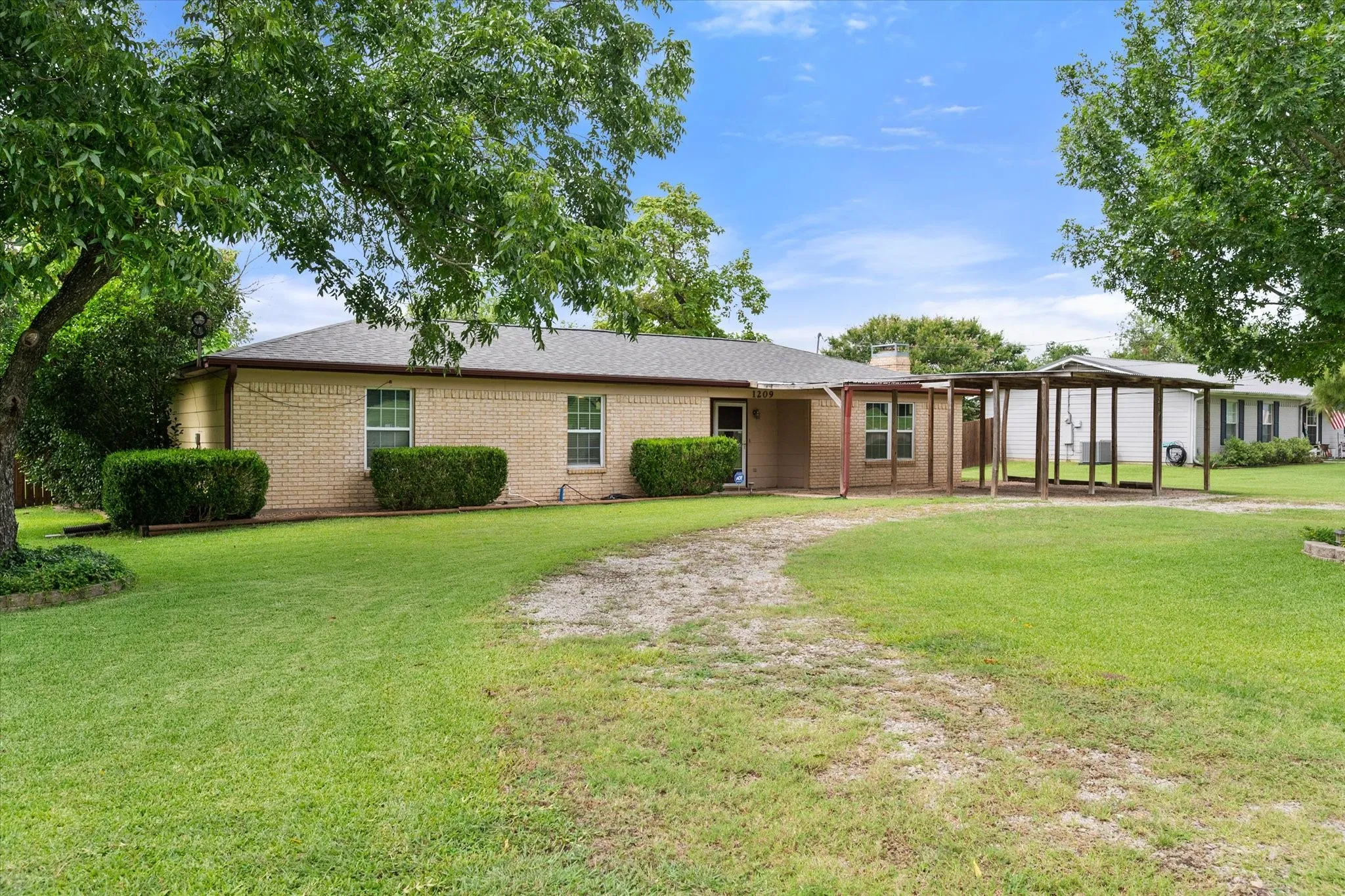 Single Family Residence For Sale in Navarro County , 1209 Hidden Hills Drive, Corsicana, Texas 75110, 3 Bedroom, 2 Bathroom, Garage spaces, 1,636 Sqft, built in 1983, mls#21335204, Real Estate Agent in Corsicana, Homes For Sale in Navarro county, Homes For Sale in Corsicana, Realtor in Corsicana Texas, Real Estate Brokerage Independent Realty Texas, Luminita Cordes Realtor