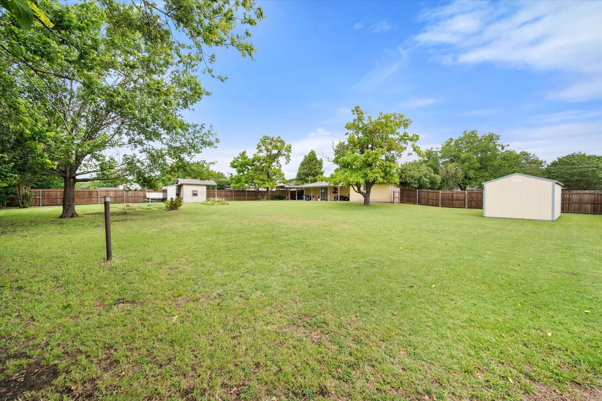 Single Family Residence For Sale in Navarro County , 1209 Hidden Hills Drive, Corsicana, Texas 75110, 3 Bedroom, 2 Bathroom, Garage spaces, 1,636 Sqft, built in 1983, mls#21335204, Real Estate Agent in Corsicana, Homes For Sale in Navarro county, Homes For Sale in Corsicana, Realtor in Corsicana Texas, Real Estate Brokerage Independent Realty Texas, Luminita Cordes Realtor