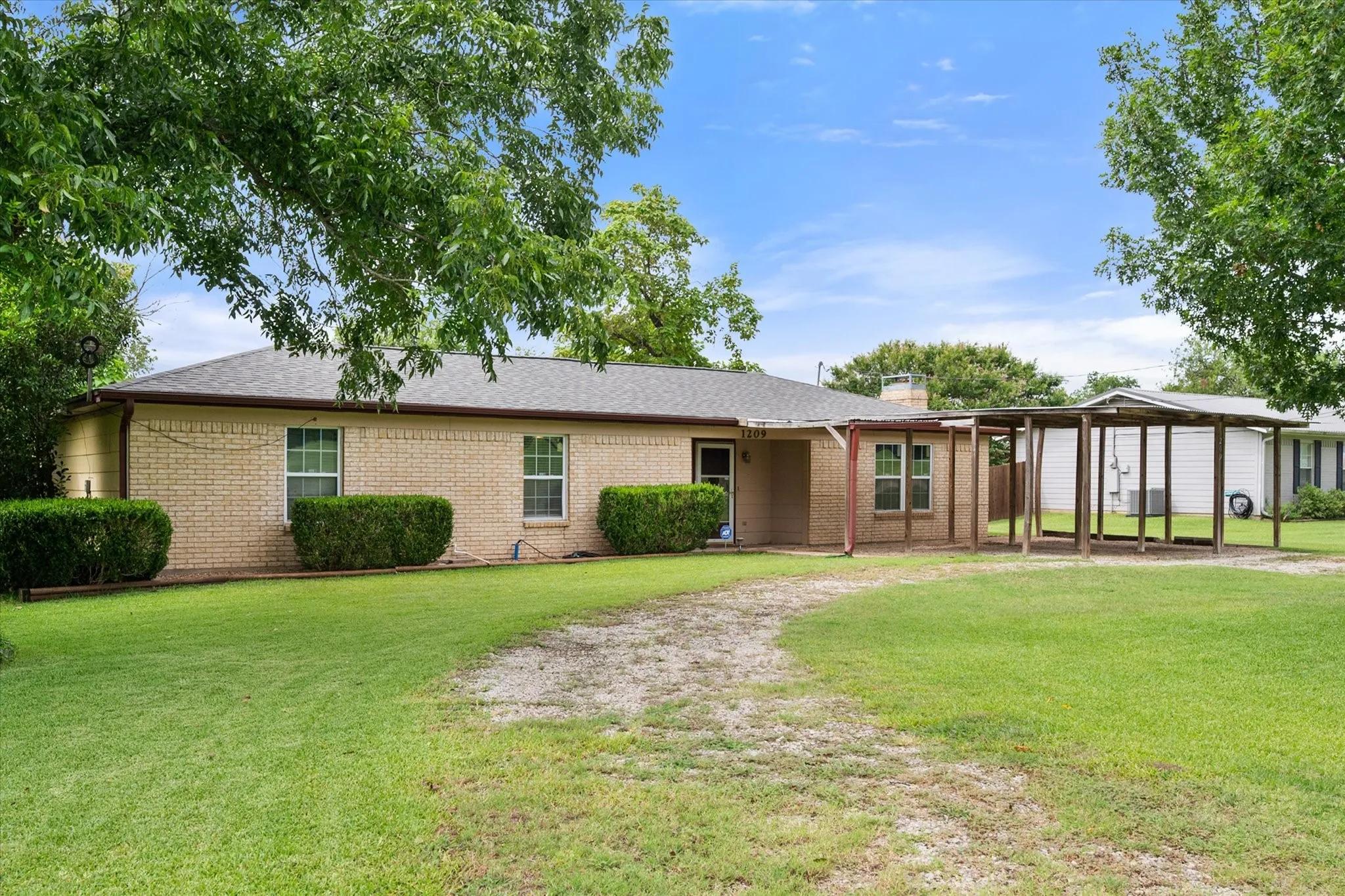 Single Family Residence For Sale in Navarro County , 1209 Hidden Hills Drive, Corsicana, Texas 75110, 3 Bedroom, 2 Bathroom, Garage spaces, 1,636 Sqft, built in 1983, mls#21335204, Real Estate Agent in Corsicana, Homes For Sale in Navarro county, Homes For Sale in Corsicana, Realtor in Corsicana Texas, Real Estate Brokerage Independent Realty Texas, Luminita Cordes Realtor