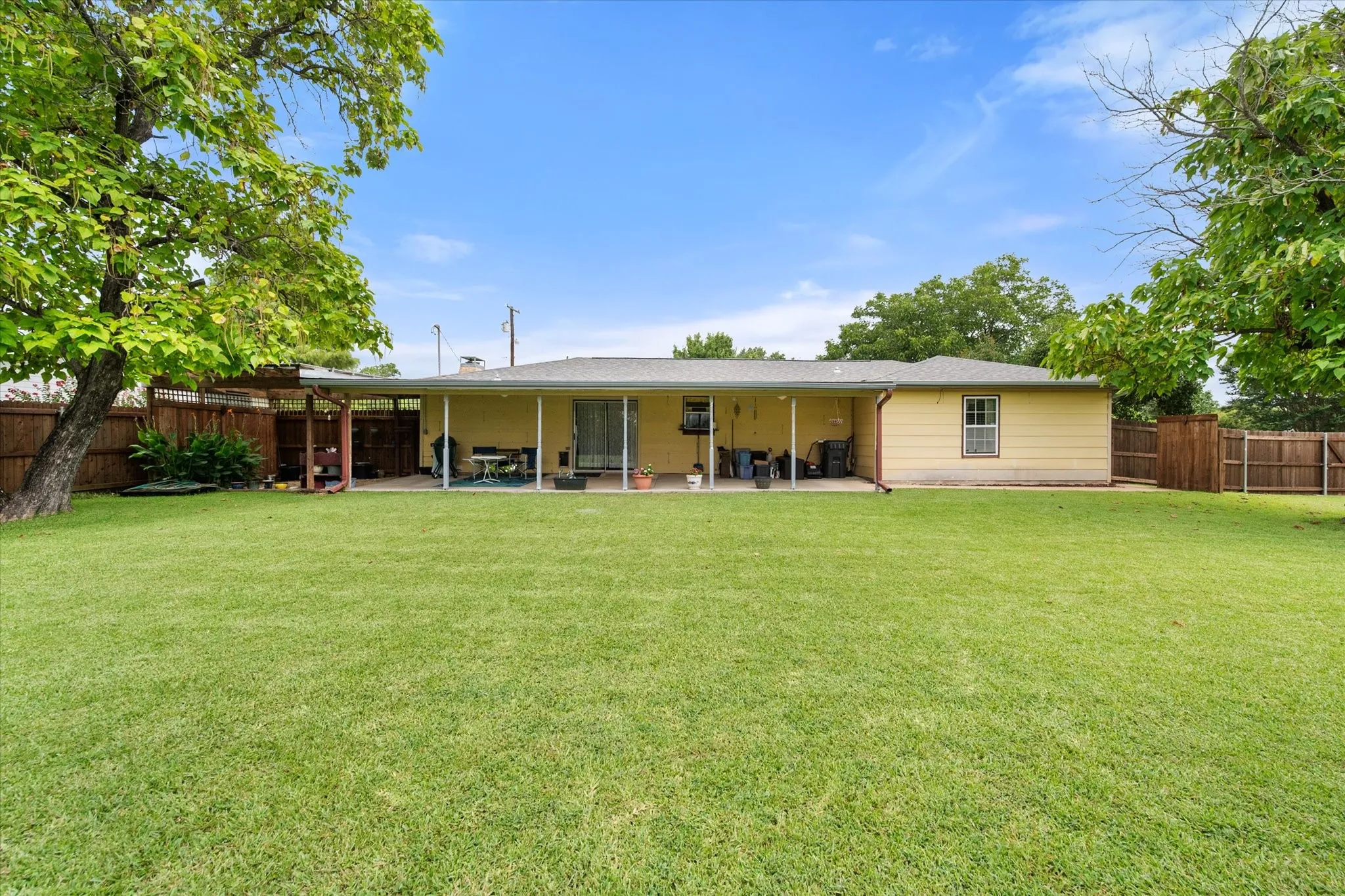 Single Family Residence For Sale in Navarro County , 1209 Hidden Hills Drive, Corsicana, Texas 75110, 3 Bedroom, 2 Bathroom, Garage spaces, 1,636 Sqft, built in 1983, mls#21335204, Real Estate Agent in Corsicana, Homes For Sale in Navarro county, Homes For Sale in Corsicana, Realtor in Corsicana Texas, Real Estate Brokerage Independent Realty Texas, Luminita Cordes Realtor