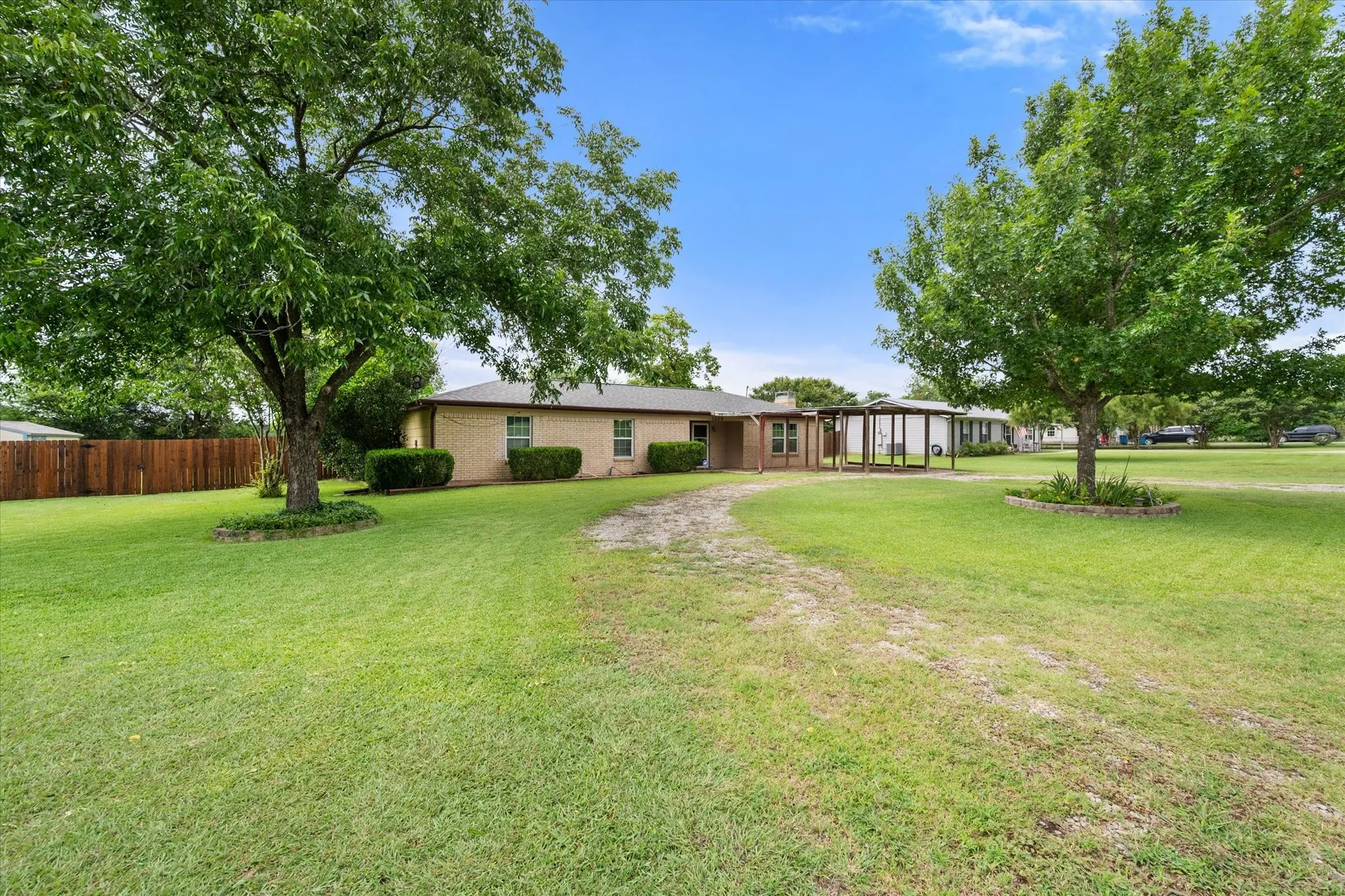 Single Family Residence For Sale in Navarro County , 1209 Hidden Hills Drive, Corsicana, Texas 75110, 3 Bedroom, 2 Bathroom, Garage spaces, 1,636 Sqft, built in 1983, mls#21335204, Real Estate Agent in Corsicana, Homes For Sale in Navarro county, Homes For Sale in Corsicana, Realtor in Corsicana Texas, Real Estate Brokerage Independent Realty Texas, Luminita Cordes Realtor
