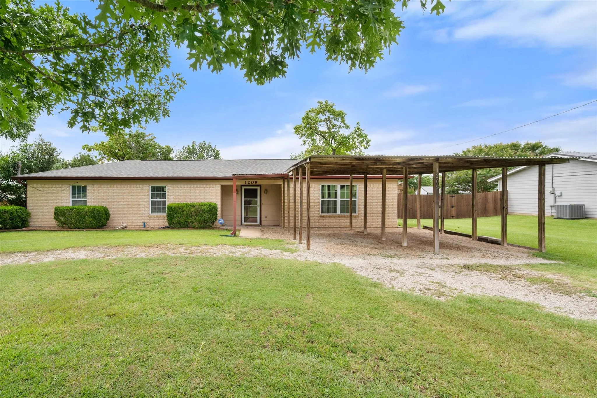Single Family Residence For Sale in Navarro County , 1209 Hidden Hills Drive, Corsicana, Texas 75110, 3 Bedroom, 2 Bathroom, Garage spaces, 1,636 Sqft, built in 1983, mls#21335204, Real Estate Agent in Corsicana, Homes For Sale in Navarro county, Homes For Sale in Corsicana, Realtor in Corsicana Texas, Real Estate Brokerage Independent Realty Texas, Luminita Cordes Realtor