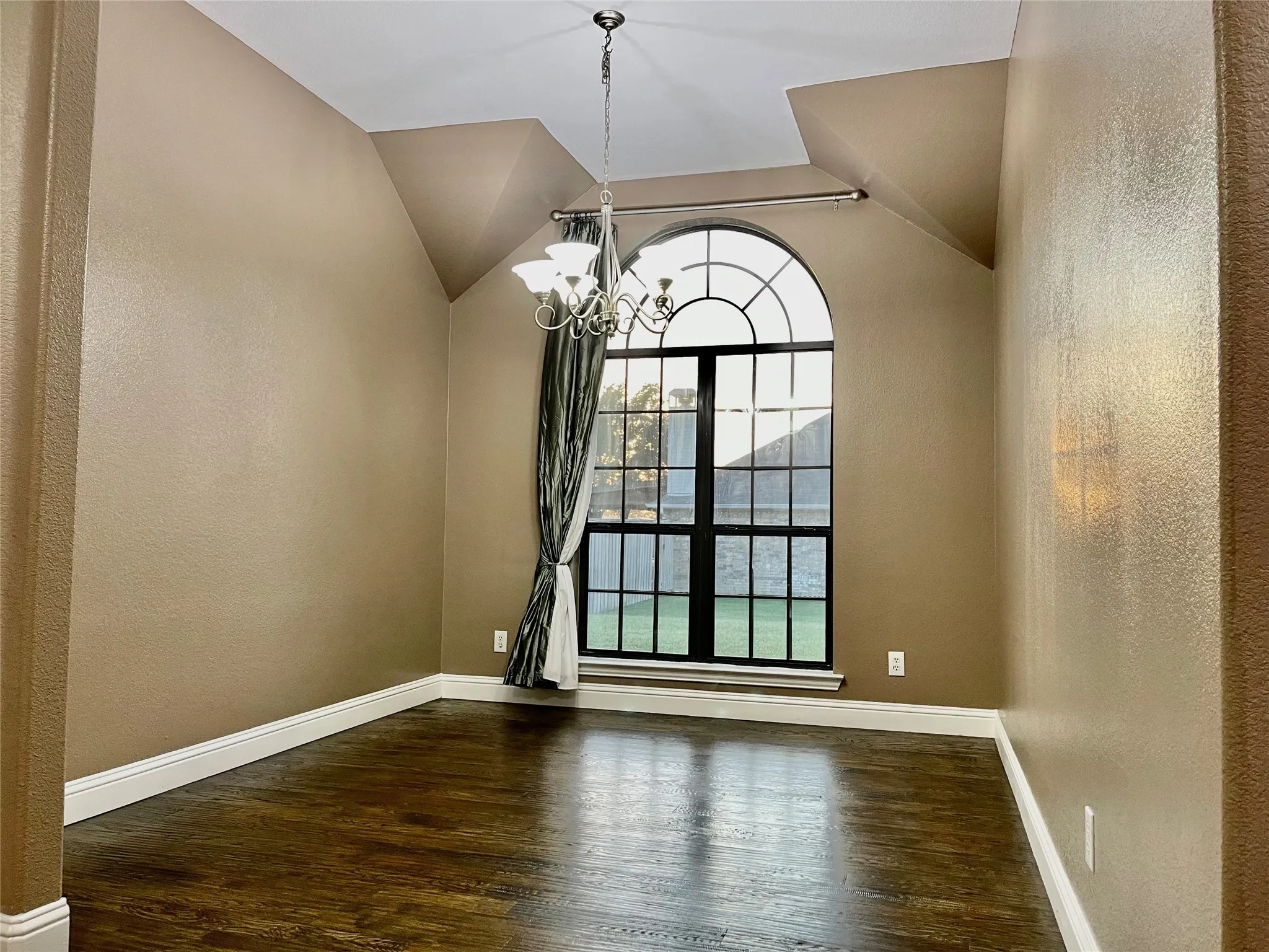 Single Family Residence For Rent in Kaufman County , 10264 Fireside Lane, Forney, Texas 75126, 4 Bedrooms, 2 Bathrooms, 2 Garage spaces, 2,195 Sqft, built in 2006, Price $2,850, mls#21336386, Real Estate Agent in Forney, Homes For Rent in Kaufman county, Homes For Rent in Forney, Realtor in Forney Texas, Real Estate Brokerage Independent Realty Texas, Luminita Cordes Realtor