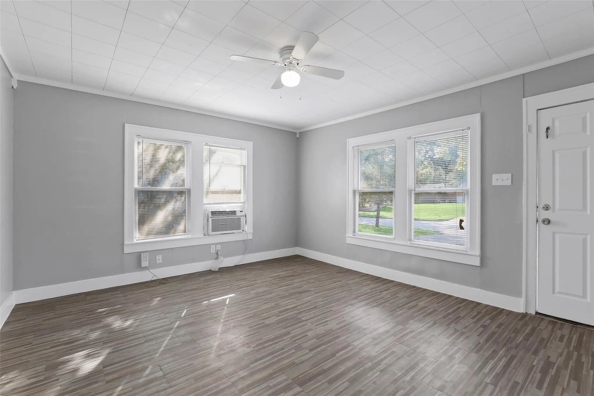 Single Family Residence For Rent in Dallas County , 2821 Gladstone Drive, Dallas, Texas 75211, 2 Bedroom, 1 Bathroom, Garage spaces, 982 Sqft, built in 1930, mls#21336396, Real Estate Agent in Dallas, Homes For Rent in Dallas county, Homes For Rent in Dallas, Realtor in Dallas Texas, Real Estate Brokerage Independent Realty Texas, Luminita Cordes Realtor