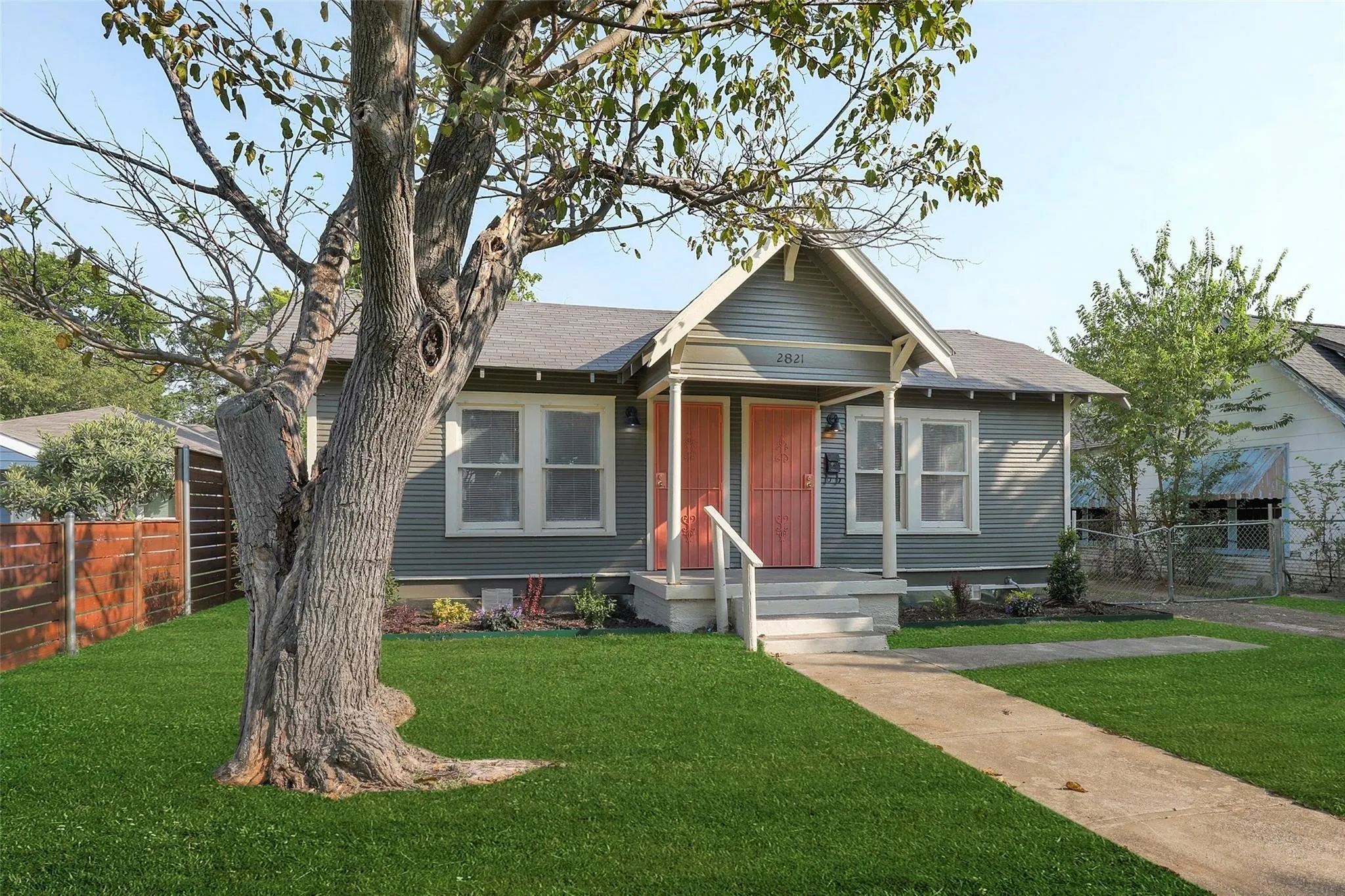 Single Family Residence For Rent in Dallas County , 2821 Gladstone Drive, Dallas, Texas 75211, 2 Bedroom, 1 Bathroom, Garage spaces, 982 Sqft, built in 1930, mls#21336396, Real Estate Agent in Dallas, Homes For Rent in Dallas county, Homes For Rent in Dallas, Realtor in Dallas Texas, Real Estate Brokerage Independent Realty Texas, Luminita Cordes Realtor