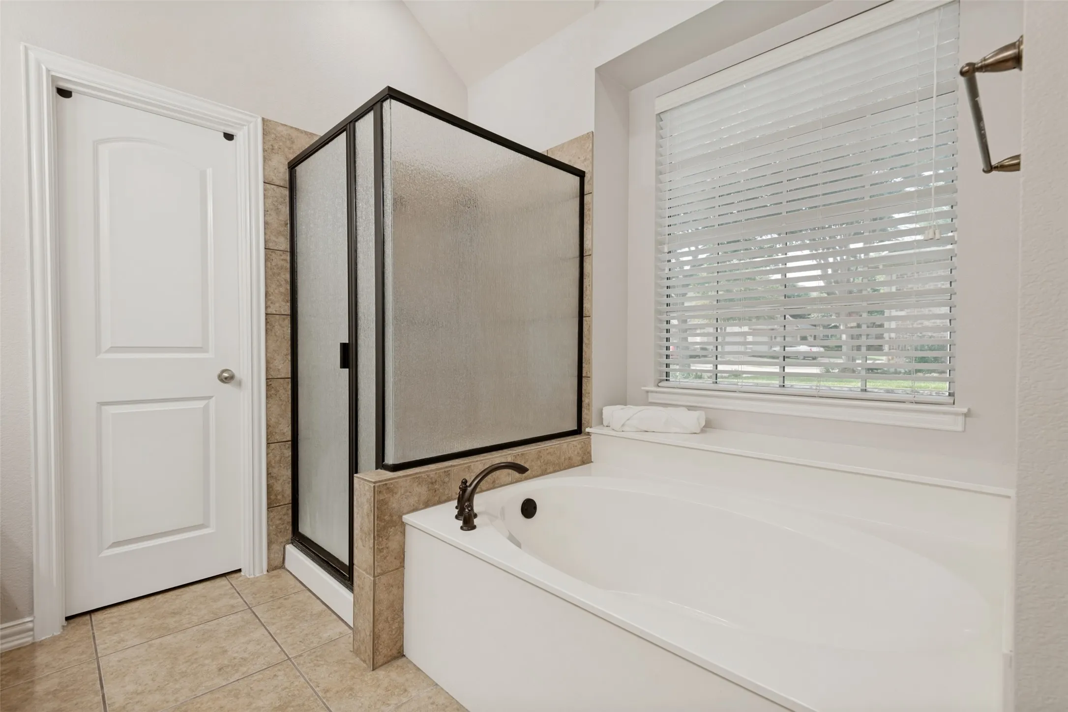 Single Family Residence For Sale in Dallas County , 6206 Shoal Creek Trail, Garland, Texas 75044, 3 Bedroom, 3 Bathroom, 2 Garage spaces, 2,267 Sqft, built in 2008, mls#21336068, Real Estate Agent in Garland, Homes For Sale in Dallas county, Homes For Sale in Garland, Realtor in Garland Texas, Real Estate Brokerage Independent Realty Texas, Luminita Cordes Realtor