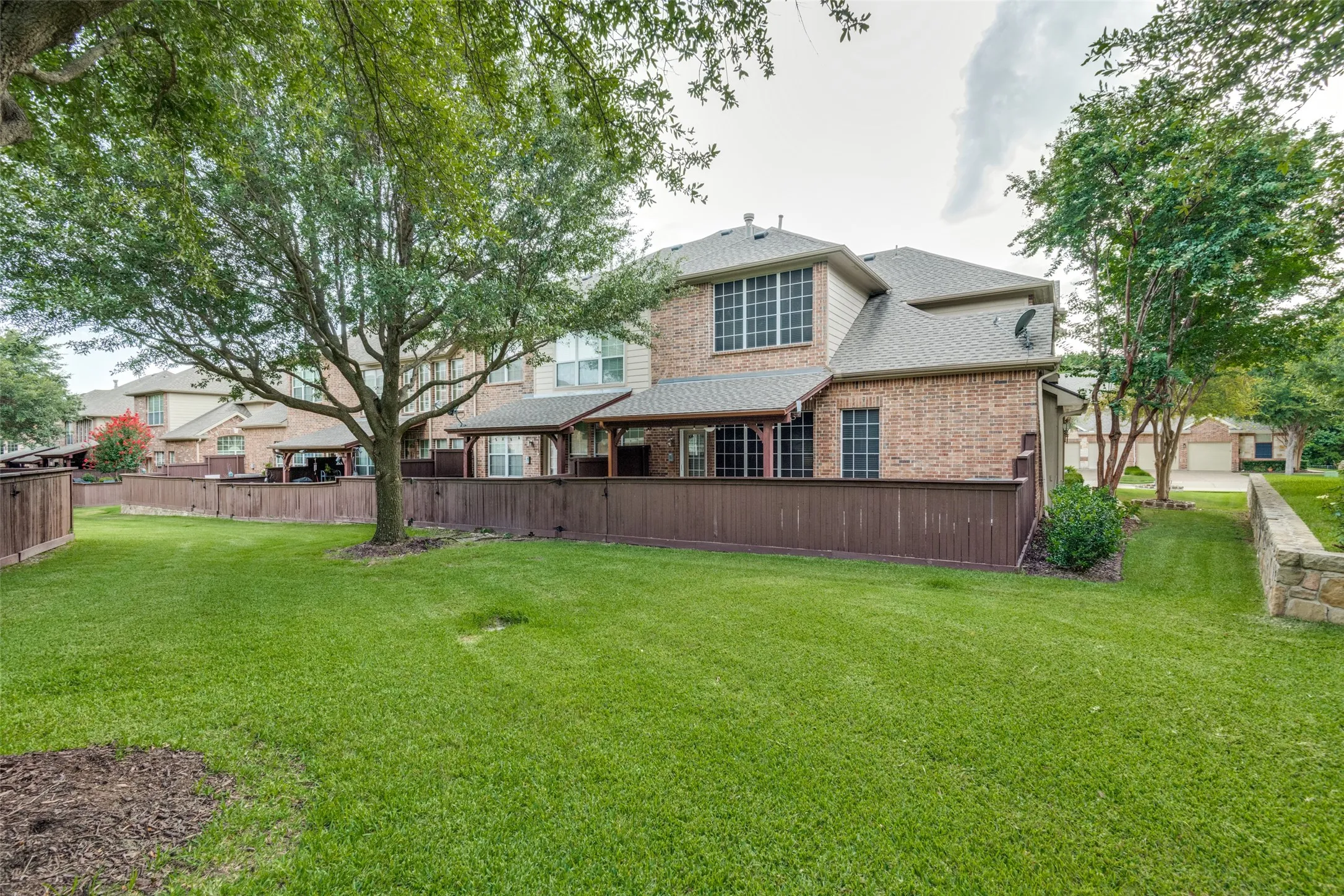 Single Family Residence For Sale in Dallas County , 6206 Shoal Creek Trail, Garland, Texas 75044, 3 Bedroom, 3 Bathroom, 2 Garage spaces, 2,267 Sqft, built in 2008, mls#21336068, Real Estate Agent in Garland, Homes For Sale in Dallas county, Homes For Sale in Garland, Realtor in Garland Texas, Real Estate Brokerage Independent Realty Texas, Luminita Cordes Realtor
