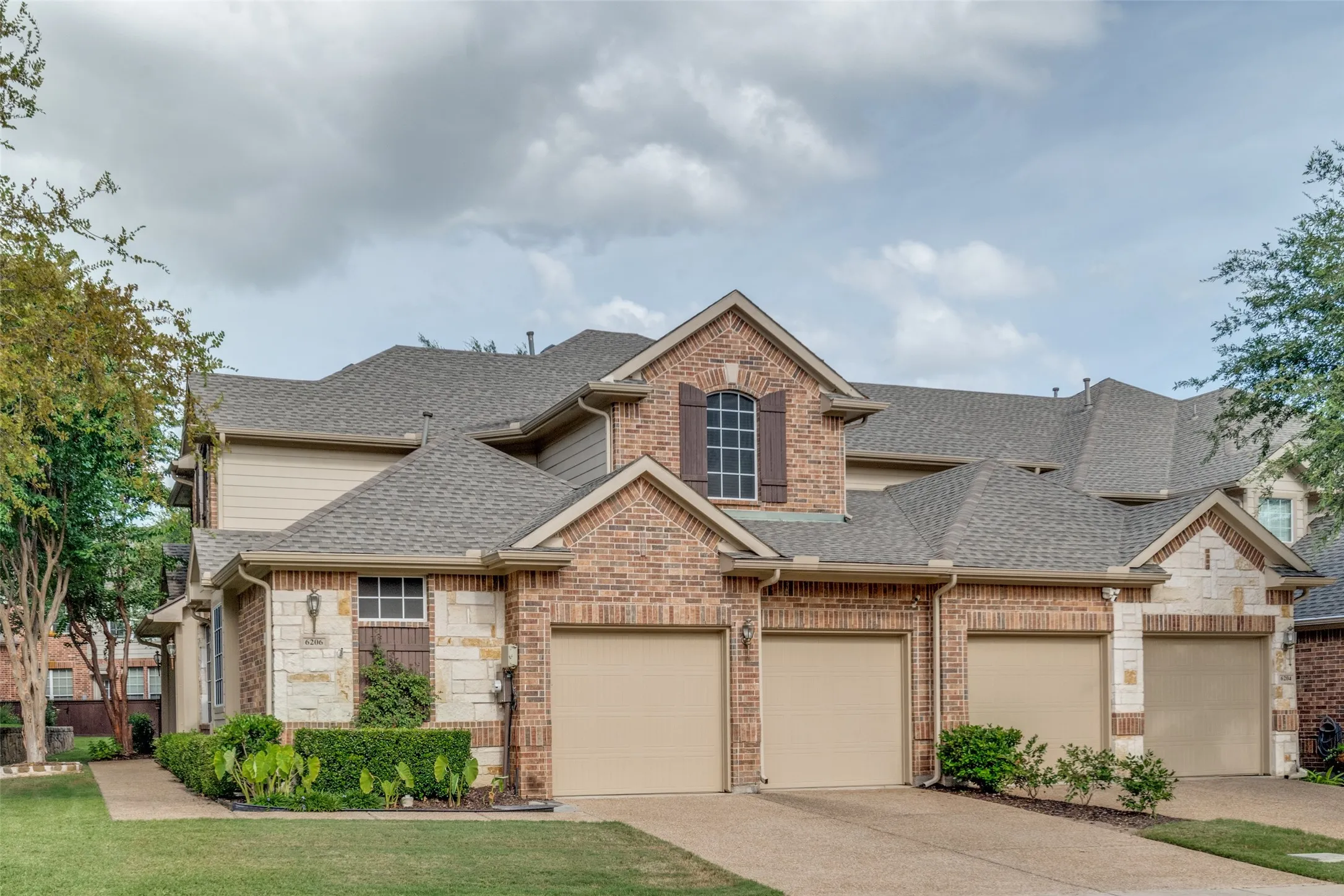 Single Family Residence For Sale in Dallas County , 6206 Shoal Creek Trail, Garland, Texas 75044, 3 Bedroom, 3 Bathroom, 2 Garage spaces, 2,267 Sqft, built in 2008, mls#21336068, Real Estate Agent in Garland, Homes For Sale in Dallas county, Homes For Sale in Garland, Realtor in Garland Texas, Real Estate Brokerage Independent Realty Texas, Luminita Cordes Realtor