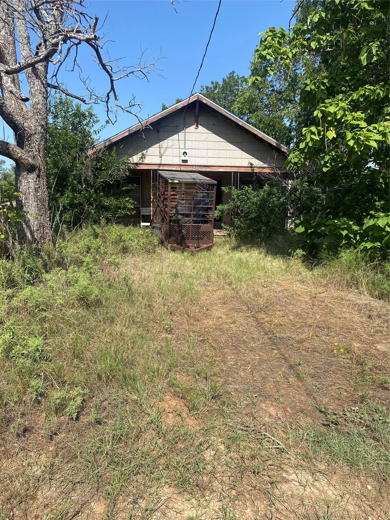 Single Family Residence For Sale in Coleman County , 406 Crockett Street, Santa Anna, Texas 76878, 2 Bedroom, 1 Bathroom, Garage spaces, 1,144 Sqft, built in 1940, mls#21334293, Real Estate Agent in Santa Anna, Homes For Sale in Coleman county, Homes For Sale in Santa Anna, Realtor in Santa Anna Texas, Real Estate Brokerage Independent Realty Texas, Luminita Cordes Realtor