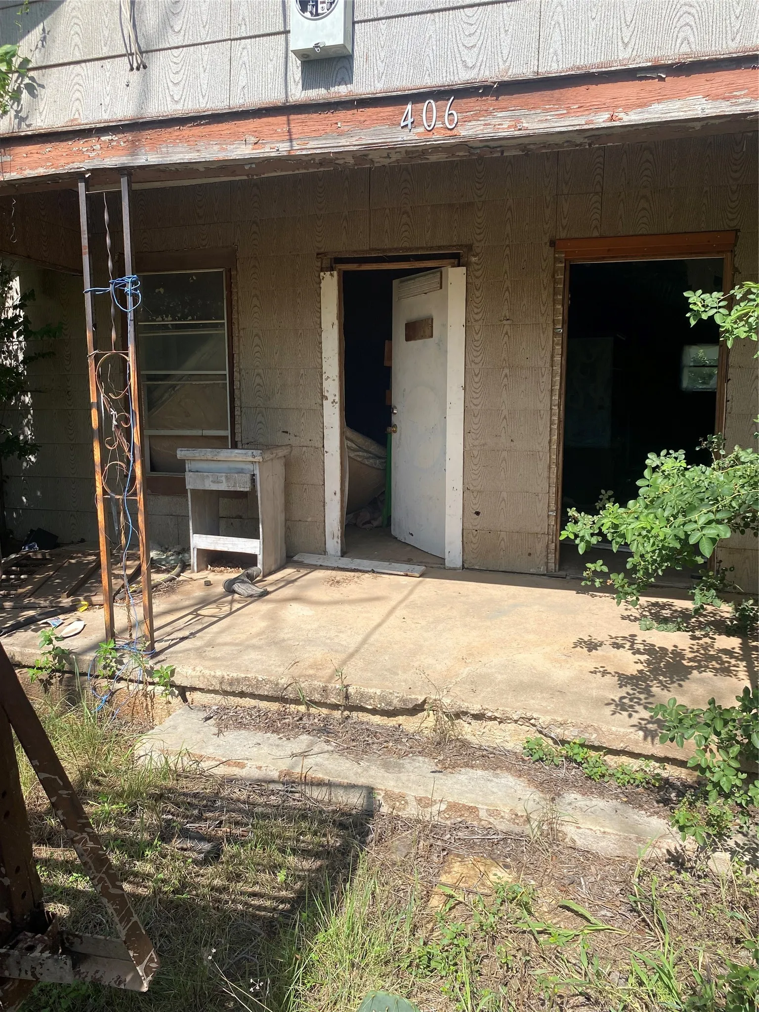 Single Family Residence For Sale in Coleman County , 406 Crockett Street, Santa Anna, Texas 76878, 2 Bedroom, 1 Bathroom, Garage spaces, 1,144 Sqft, built in 1940, mls#21334293, Real Estate Agent in Santa Anna, Homes For Sale in Coleman county, Homes For Sale in Santa Anna, Realtor in Santa Anna Texas, Real Estate Brokerage Independent Realty Texas, Luminita Cordes Realtor