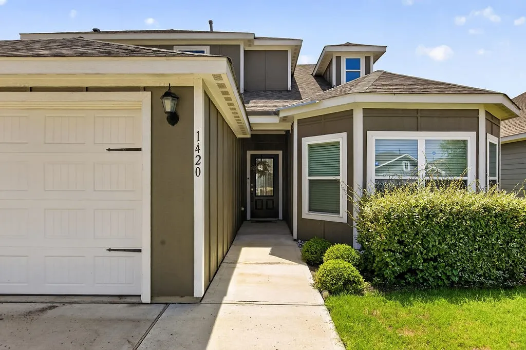 Single Family Residence For Sale in Tarrant County , 1420 Sunkiss Drive, Fort Worth, Texas 76140, 4 Bedroom, 3 Bathroom, 2 Garage spaces, 2,114 Sqft, built in 2022, mls#21336420, Real Estate Agent in Fort Worth, Homes For Sale in Tarrant county, Homes For Sale in Fort Worth, Realtor in Fort Worth Texas, Real Estate Brokerage Independent Realty Texas, Luminita Cordes Realtor