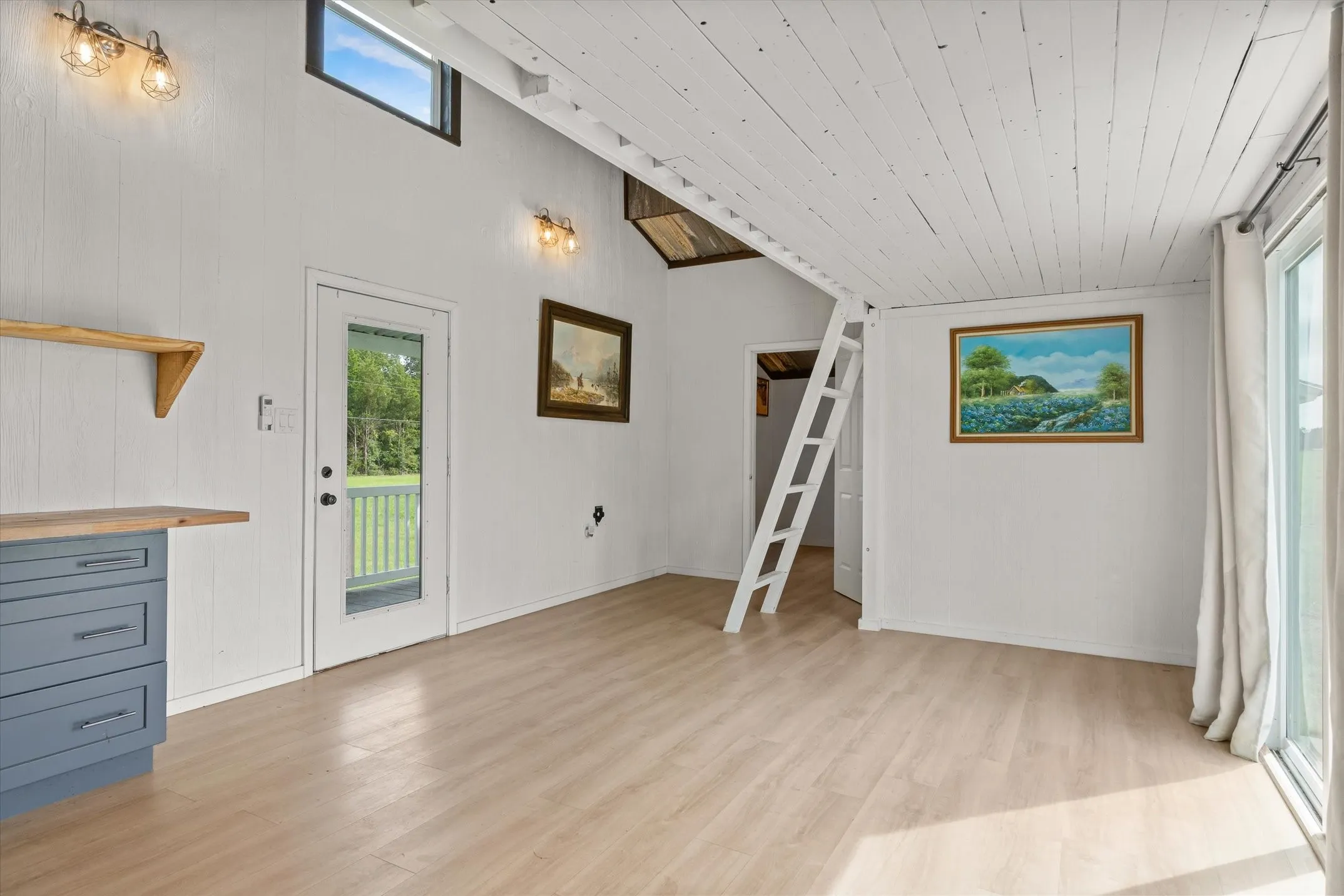 Single Family Residence For Sale in Van Zandt County , 1083 VZ County Road 1319, Grand Saline, Texas 75140, 1 Bedroom, 1 Bathroom, Garage spaces, 680 Sqft, built in 2018, mls#21334335, Real Estate Agent in Grand Saline, Homes For Sale in Van Zandt county, Homes For Sale in Grand Saline, Realtor in Grand Saline Texas, Real Estate Brokerage Independent Realty Texas, Luminita Cordes Realtor