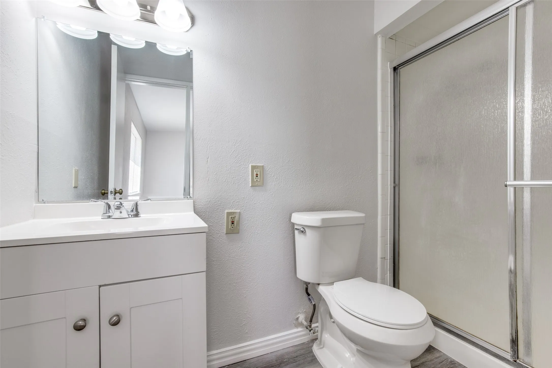 White vanity with an integrated sink and chrome faucet