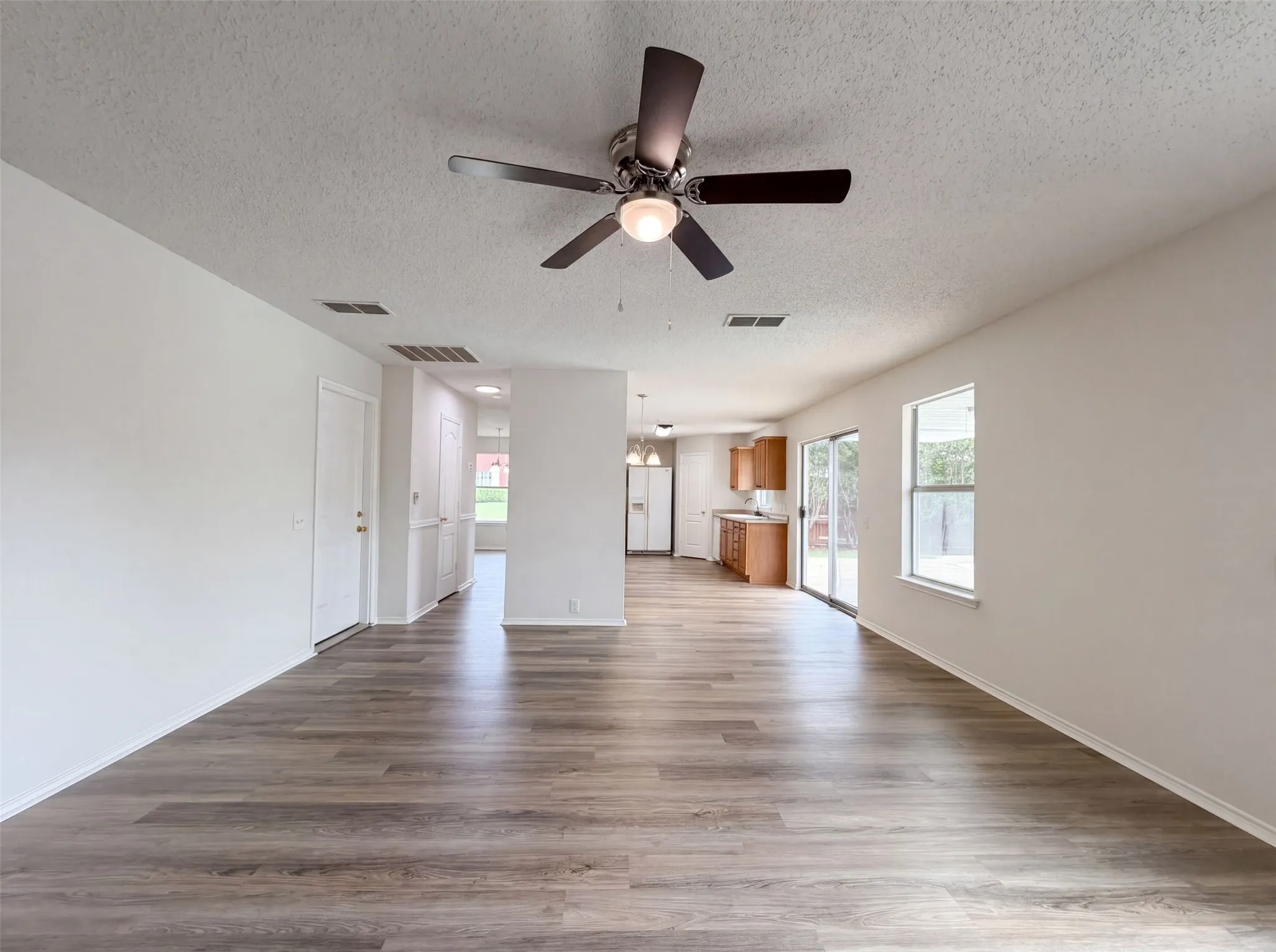 Single Family Residence For Sale in Tarrant County , 7001 Edmundson Drive, Arlington, Texas 76002, 4 Bedroom, 3 Bathroom, 2 Garage spaces, 2,125 Sqft, built in 1999, mls#21336434, Real Estate Agent in Arlington, Homes For Sale in Tarrant county, Homes For Sale in Arlington, Realtor in Arlington Texas, Real Estate Brokerage Independent Realty Texas, Luminita Cordes Realtor