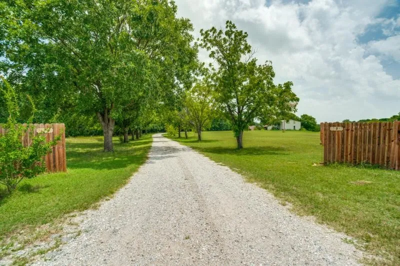 Single Family Residence For Sale in Collin County , 13399 Briarcove Road, Anna, Texas 75409, 4 Bedroom, 2 Bathroom, 3 Garage spaces, 2,770 Sqft, built in 1984, mls#21336283, Real Estate Agent in Anna, Homes For Sale in Collin county, Homes For Sale in Anna, Realtor in Anna Texas, Real Estate Brokerage Independent Realty Texas, Luminita Cordes Realtor