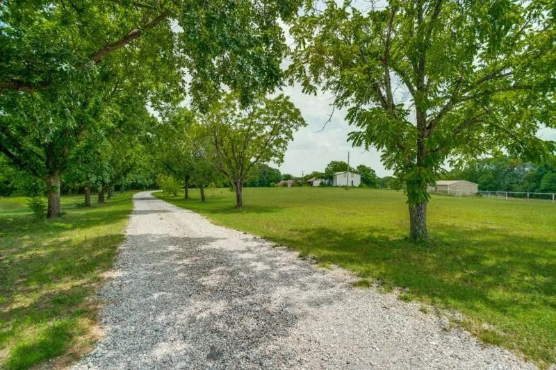 Single Family Residence For Sale in Collin County , 13399 Briarcove Road, Anna, Texas 75409, 4 Bedroom, 2 Bathroom, 3 Garage spaces, 2,770 Sqft, built in 1984, mls#21336283, Real Estate Agent in Anna, Homes For Sale in Collin county, Homes For Sale in Anna, Realtor in Anna Texas, Real Estate Brokerage Independent Realty Texas, Luminita Cordes Realtor
