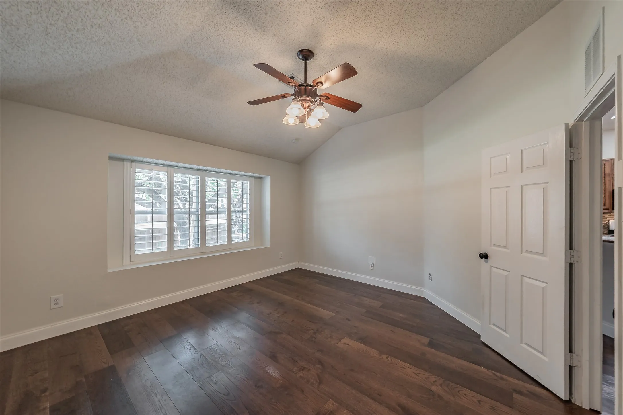 Single Family Residence For Sale in Denton County , 4809 Summit Circle, Flower Mound, Texas 75028, 3 Bedroom, 2 Bathroom, 2 Garage spaces, 1,750 Sqft, built in 1993, mls#21334583, Real Estate Agent in Flower Mound, Homes For Sale in Denton county, Homes For Sale in Flower Mound, Realtor in Flower Mound Texas, Real Estate Brokerage Independent Realty Texas, Luminita Cordes Realtor