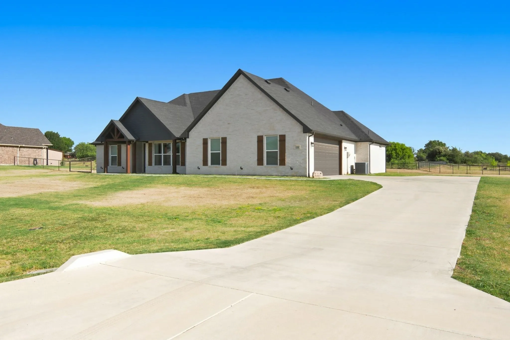Single Family Residence For Sale in Wise County , 121 Friendship Way, Boyd, Texas 76023, 3 Bedroom, 3 Bathroom, 2 Garage spaces, 2,389 Sqft, built in 2022, mls#21336089, Real Estate Agent in Boyd, Homes For Sale in Wise county, Homes For Sale in Boyd, Realtor in Boyd Texas, Real Estate Brokerage Independent Realty Texas, Luminita Cordes Realtor