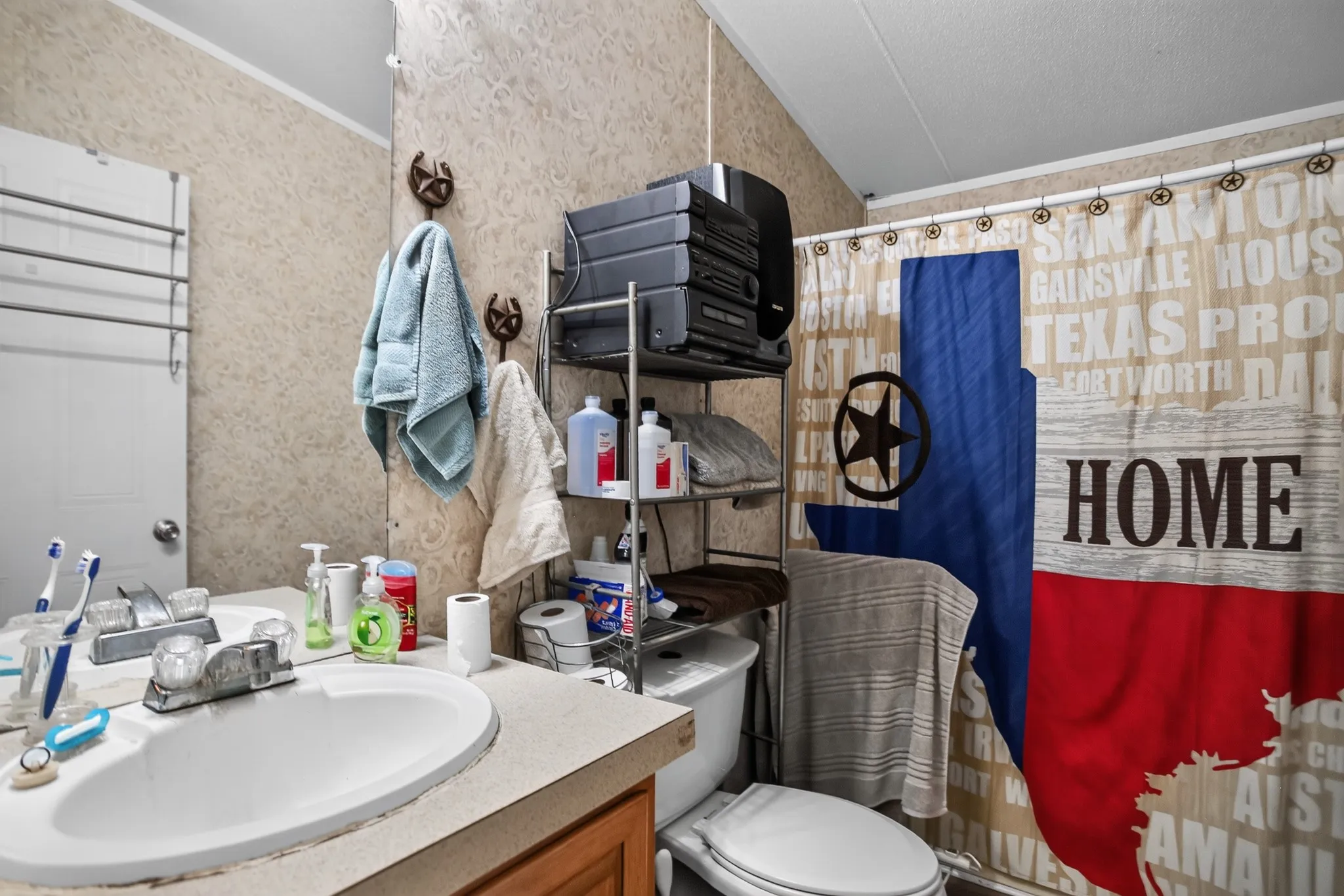 Manufactured Home For Sale in Wise County , 403 Prairie Lane, Azle, Texas 76020, 4 Bedroom, 2 Bathroom, Garage spaces, 2,128 Sqft, built in 2004, Price $225,000, mls#21336023, Real Estate Agent in Azle, Homes For Sale in Wise county, Homes For Sale in Azle, Realtor in Azle Texas, Real Estate Brokerage Independent Realty Texas, Luminita Cordes Realtor