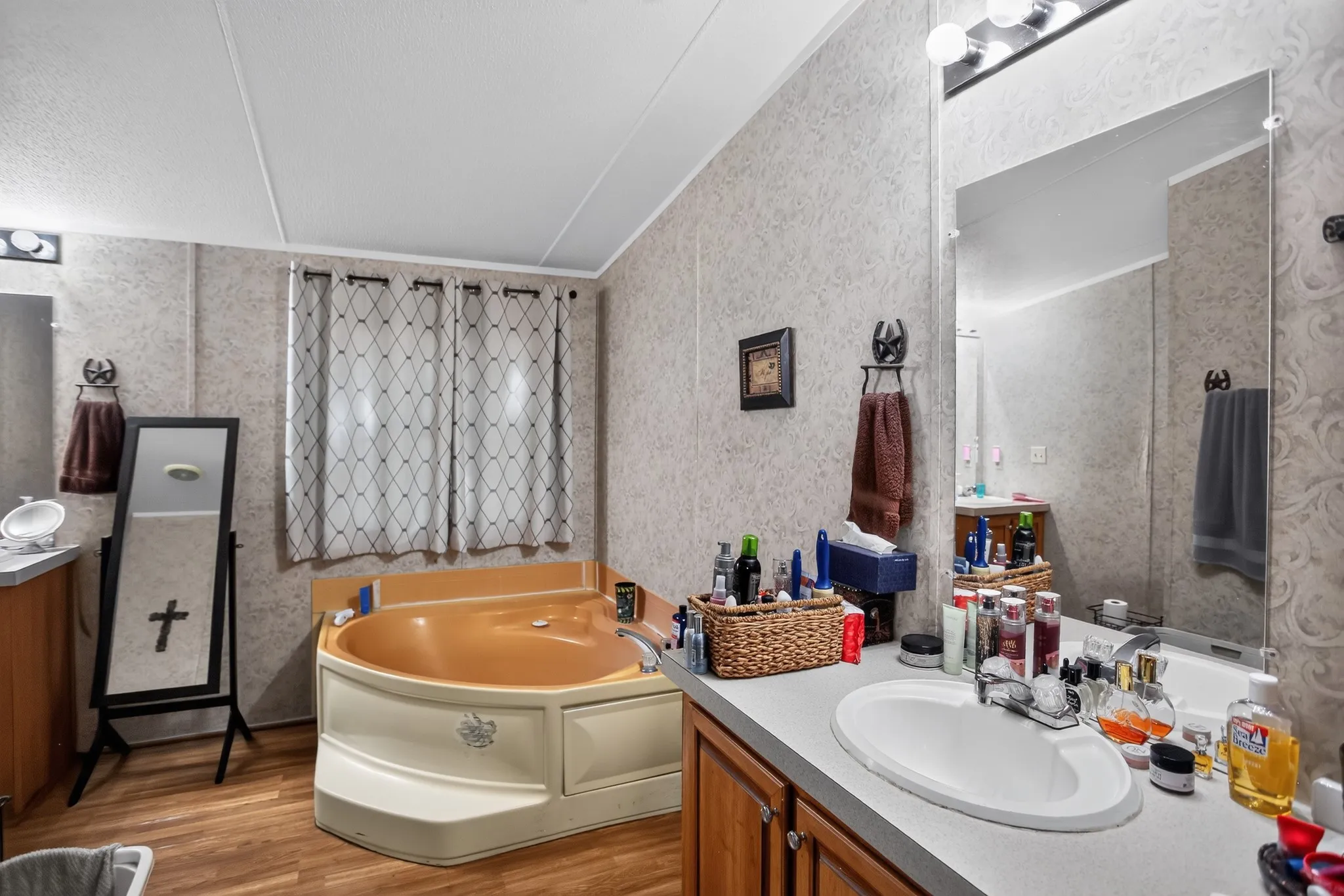 Manufactured Home For Sale in Wise County , 403 Prairie Lane, Azle, Texas 76020, 4 Bedroom, 2 Bathroom, Garage spaces, 2,128 Sqft, built in 2004, Price $225,000, mls#21336023, Real Estate Agent in Azle, Homes For Sale in Wise county, Homes For Sale in Azle, Realtor in Azle Texas, Real Estate Brokerage Independent Realty Texas, Luminita Cordes Realtor