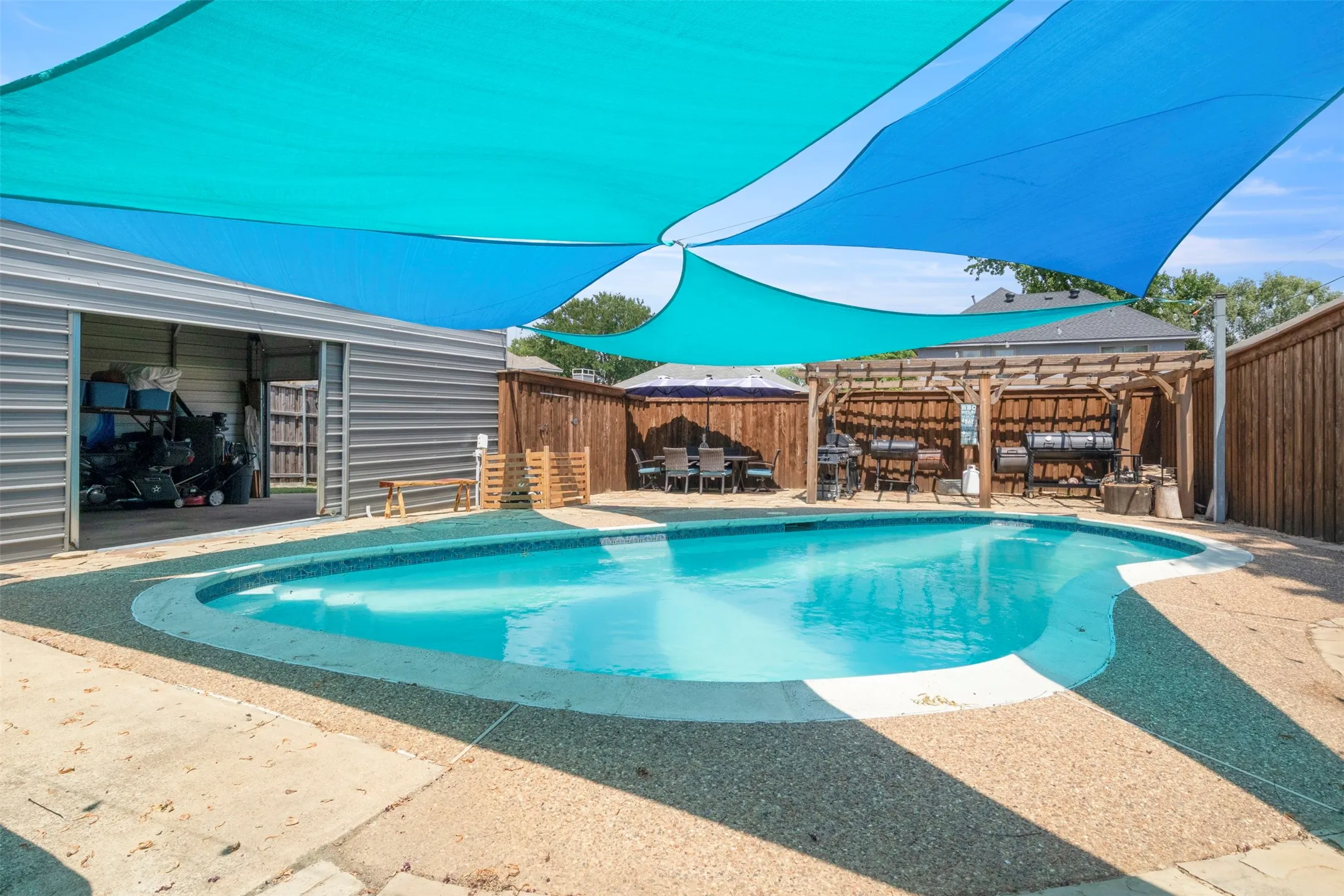 Single Family Residence For Sale in Denton County , 1428 Creekview Drive, Lewisville, Texas 75067, 3 Bedroom, 3 Bathroom, 2 Garage spaces, 2,576 Sqft, built in 1995, mls#21334283, Real Estate Agent in Lewisville, Homes For Sale in Denton county, Homes For Sale in Lewisville, Realtor in Lewisville Texas, Real Estate Brokerage Independent Realty Texas, Luminita Cordes Realtor