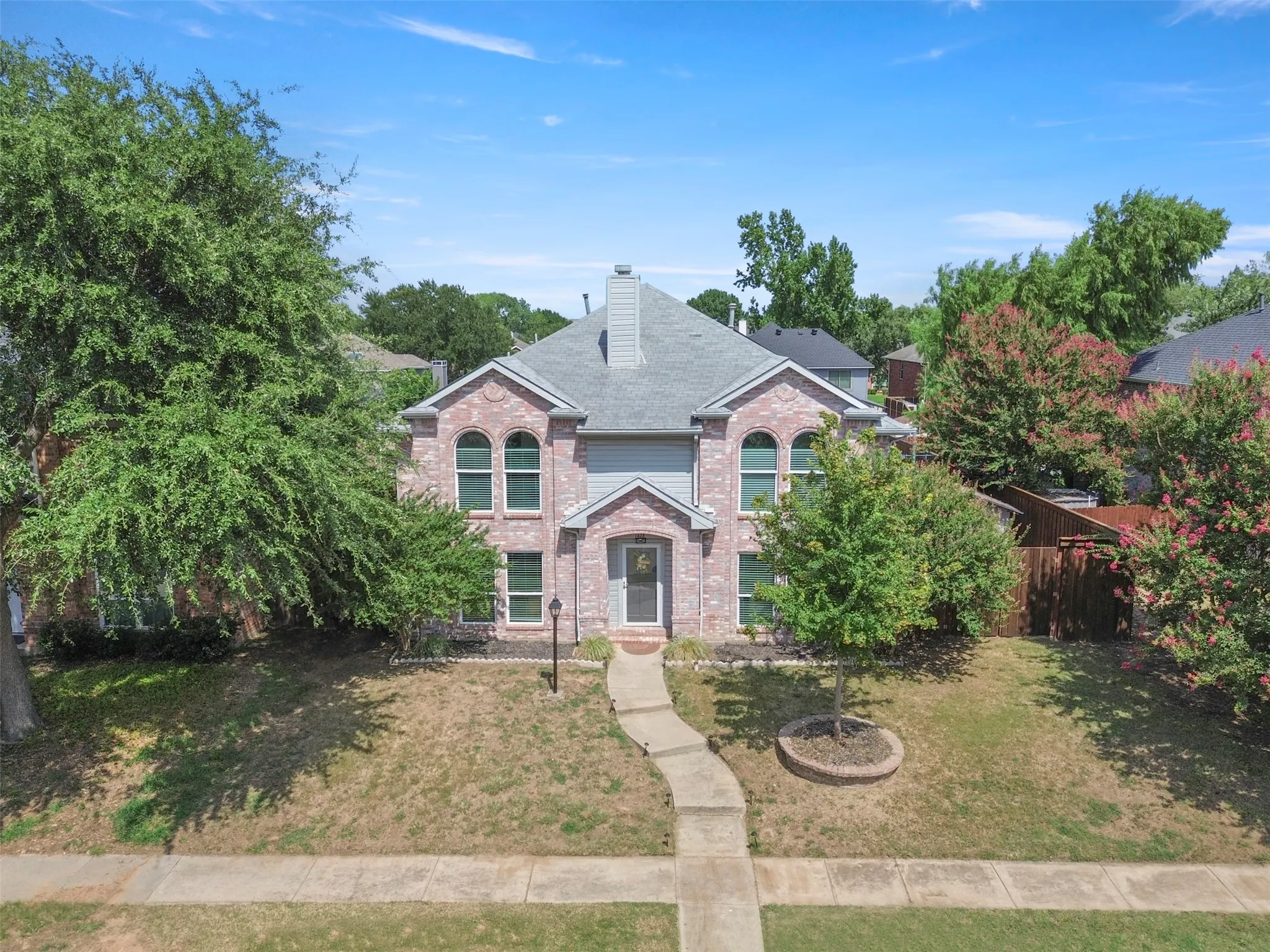 Single Family Residence For Sale in Denton County , 1428 Creekview Drive, Lewisville, Texas 75067, 3 Bedroom, 3 Bathroom, 2 Garage spaces, 2,576 Sqft, built in 1995, mls#21334283, Real Estate Agent in Lewisville, Homes For Sale in Denton county, Homes For Sale in Lewisville, Realtor in Lewisville Texas, Real Estate Brokerage Independent Realty Texas, Luminita Cordes Realtor