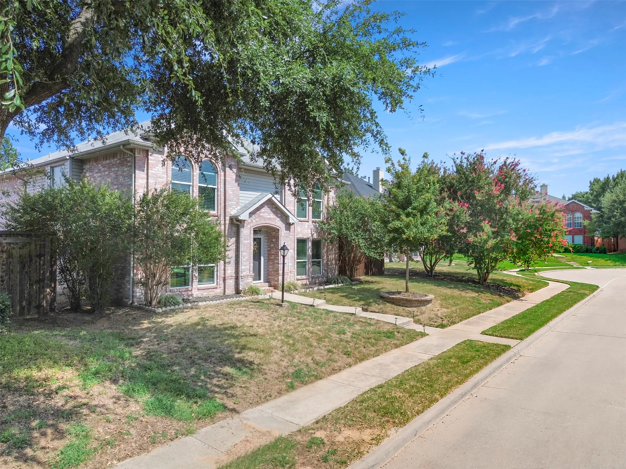 Single Family Residence For Sale in Denton County , 1428 Creekview Drive, Lewisville, Texas 75067, 3 Bedroom, 3 Bathroom, 2 Garage spaces, 2,576 Sqft, built in 1995, mls#21334283, Real Estate Agent in Lewisville, Homes For Sale in Denton county, Homes For Sale in Lewisville, Realtor in Lewisville Texas, Real Estate Brokerage Independent Realty Texas, Luminita Cordes Realtor