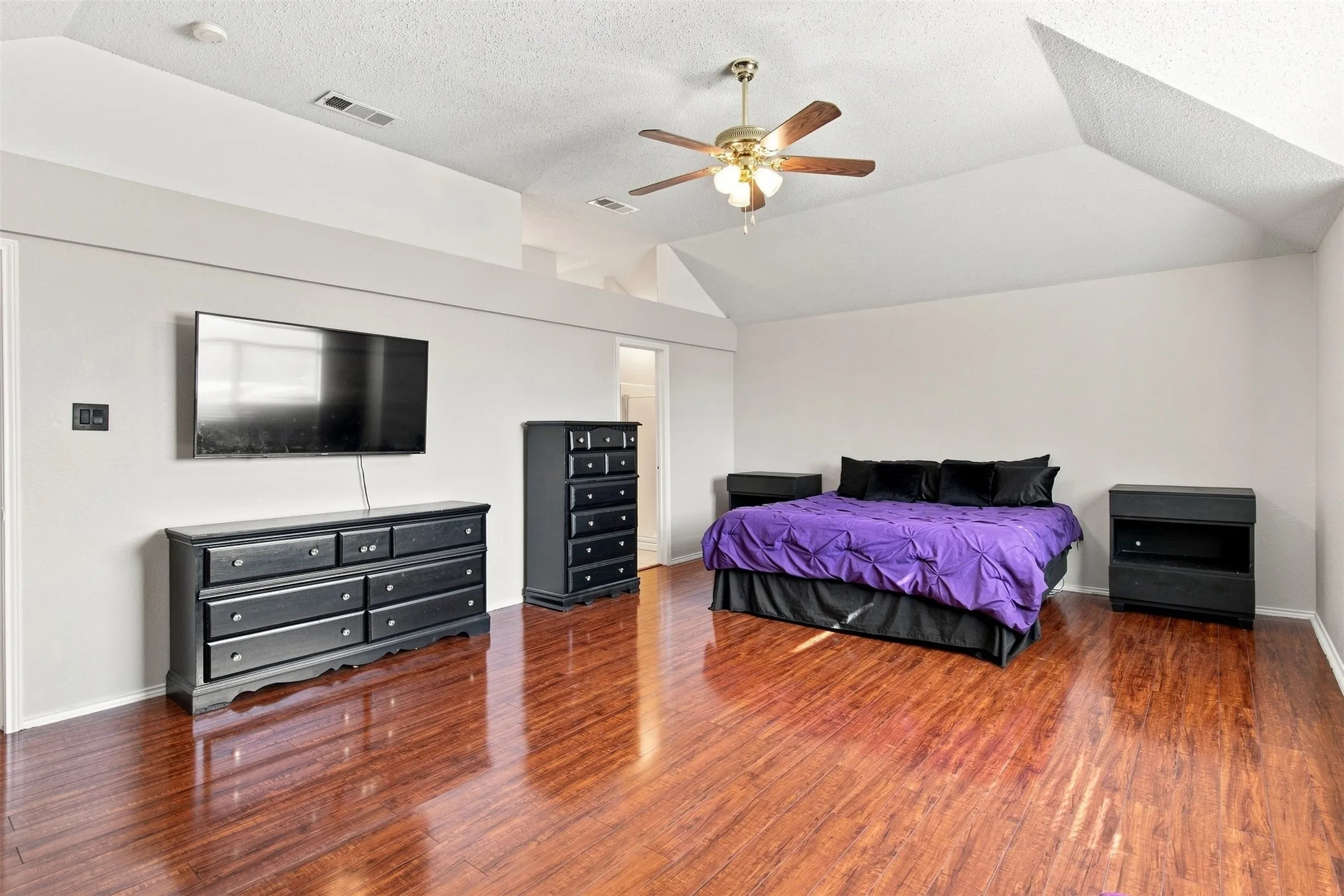 Single Family Residence For Sale in Denton County , 1428 Creekview Drive, Lewisville, Texas 75067, 3 Bedroom, 3 Bathroom, 2 Garage spaces, 2,576 Sqft, built in 1995, mls#21334283, Real Estate Agent in Lewisville, Homes For Sale in Denton county, Homes For Sale in Lewisville, Realtor in Lewisville Texas, Real Estate Brokerage Independent Realty Texas, Luminita Cordes Realtor