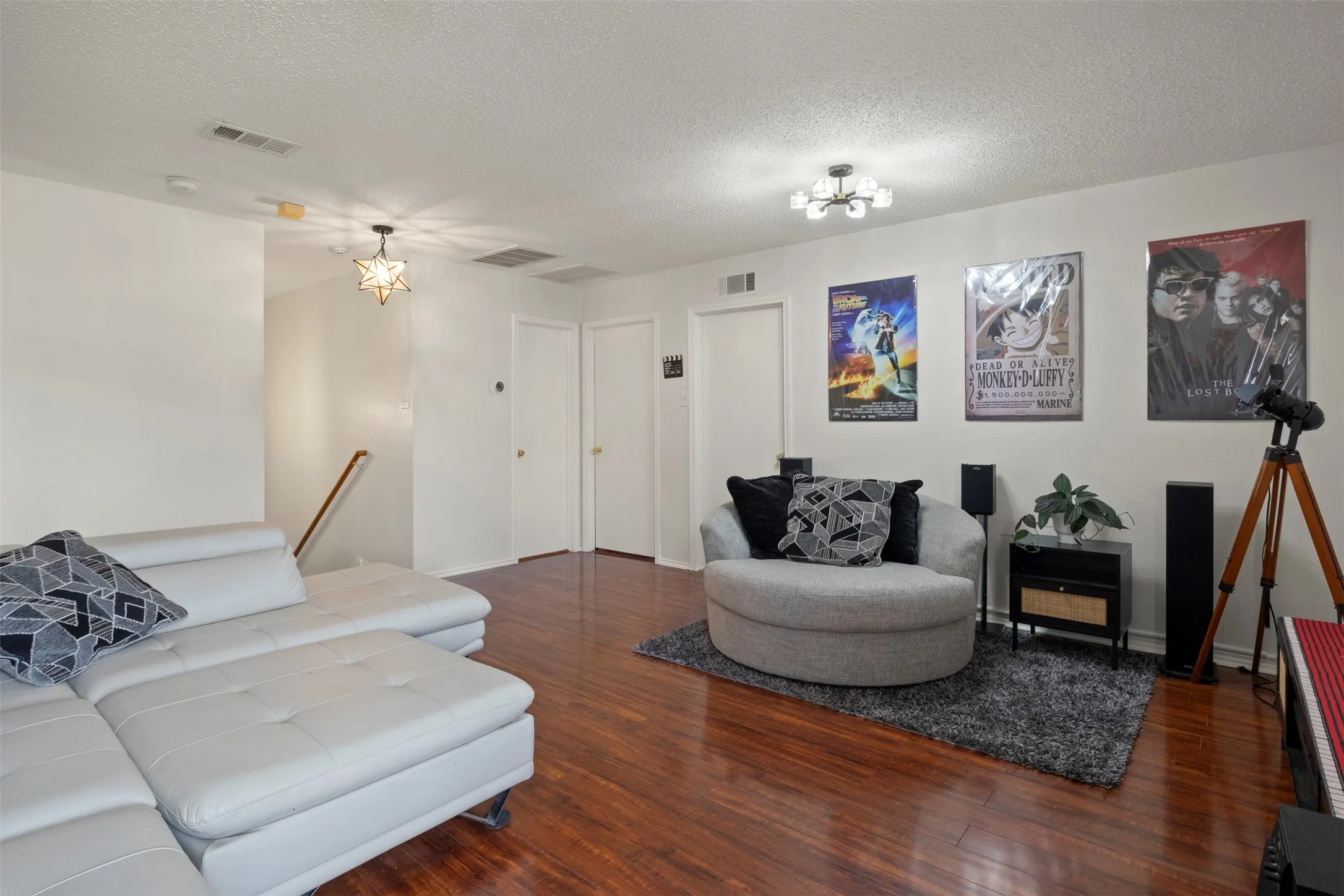 Single Family Residence For Sale in Denton County , 1428 Creekview Drive, Lewisville, Texas 75067, 3 Bedroom, 3 Bathroom, 2 Garage spaces, 2,576 Sqft, built in 1995, mls#21334283, Real Estate Agent in Lewisville, Homes For Sale in Denton county, Homes For Sale in Lewisville, Realtor in Lewisville Texas, Real Estate Brokerage Independent Realty Texas, Luminita Cordes Realtor
