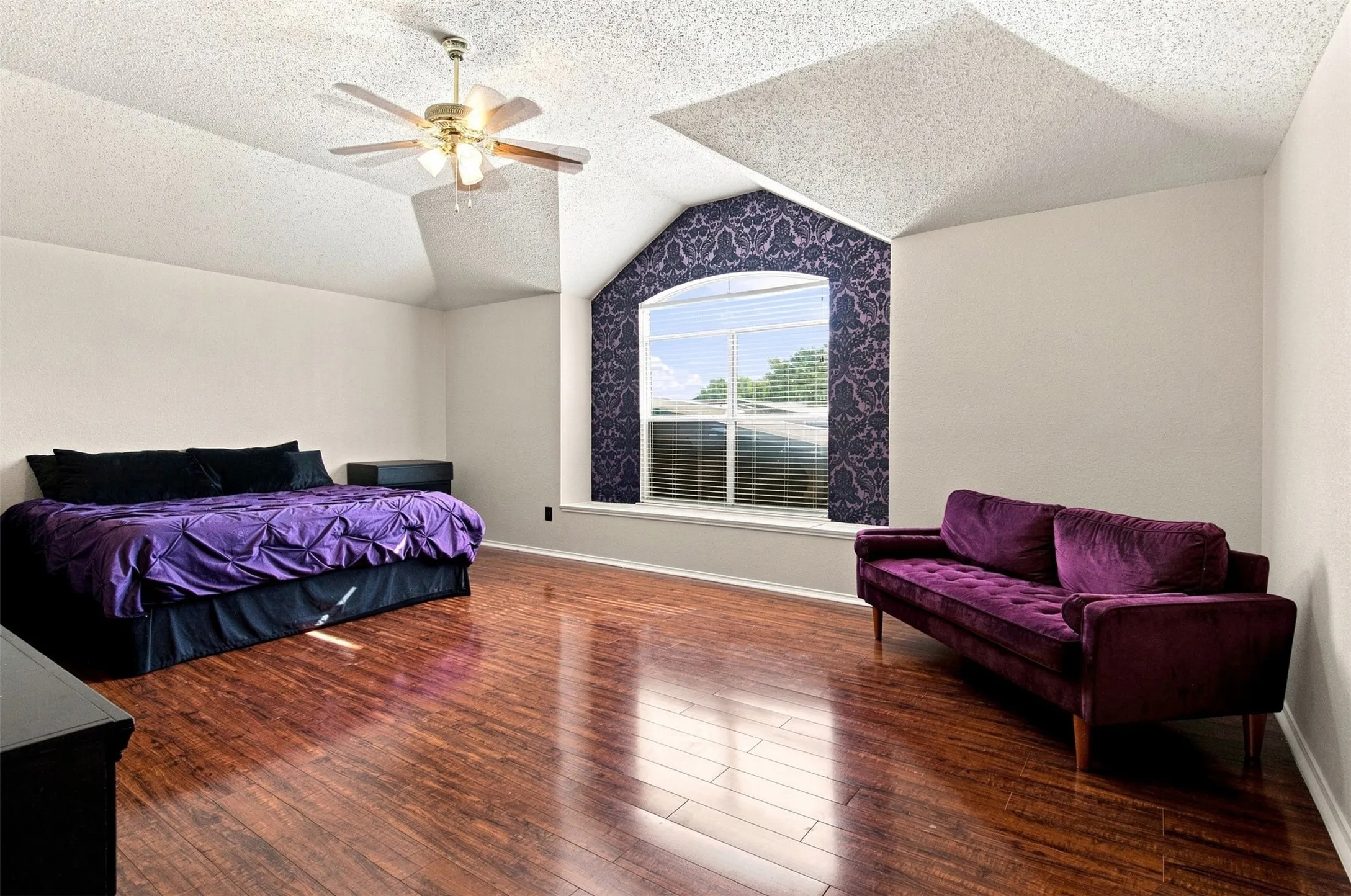 Single Family Residence For Sale in Denton County , 1428 Creekview Drive, Lewisville, Texas 75067, 3 Bedroom, 3 Bathroom, 2 Garage spaces, 2,576 Sqft, built in 1995, mls#21334283, Real Estate Agent in Lewisville, Homes For Sale in Denton county, Homes For Sale in Lewisville, Realtor in Lewisville Texas, Real Estate Brokerage Independent Realty Texas, Luminita Cordes Realtor
