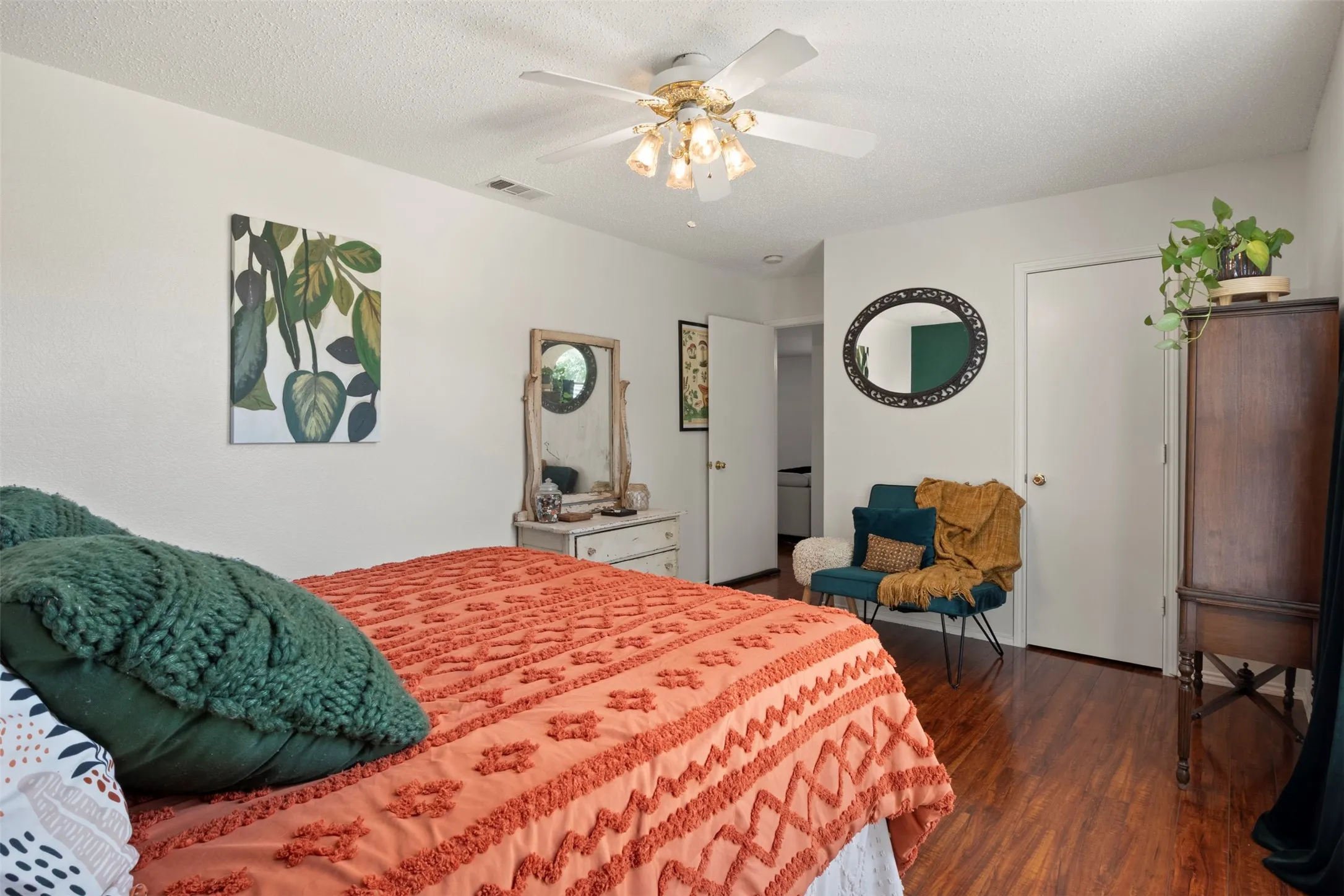 Single Family Residence For Sale in Denton County , 1428 Creekview Drive, Lewisville, Texas 75067, 3 Bedroom, 3 Bathroom, 2 Garage spaces, 2,576 Sqft, built in 1995, mls#21334283, Real Estate Agent in Lewisville, Homes For Sale in Denton county, Homes For Sale in Lewisville, Realtor in Lewisville Texas, Real Estate Brokerage Independent Realty Texas, Luminita Cordes Realtor