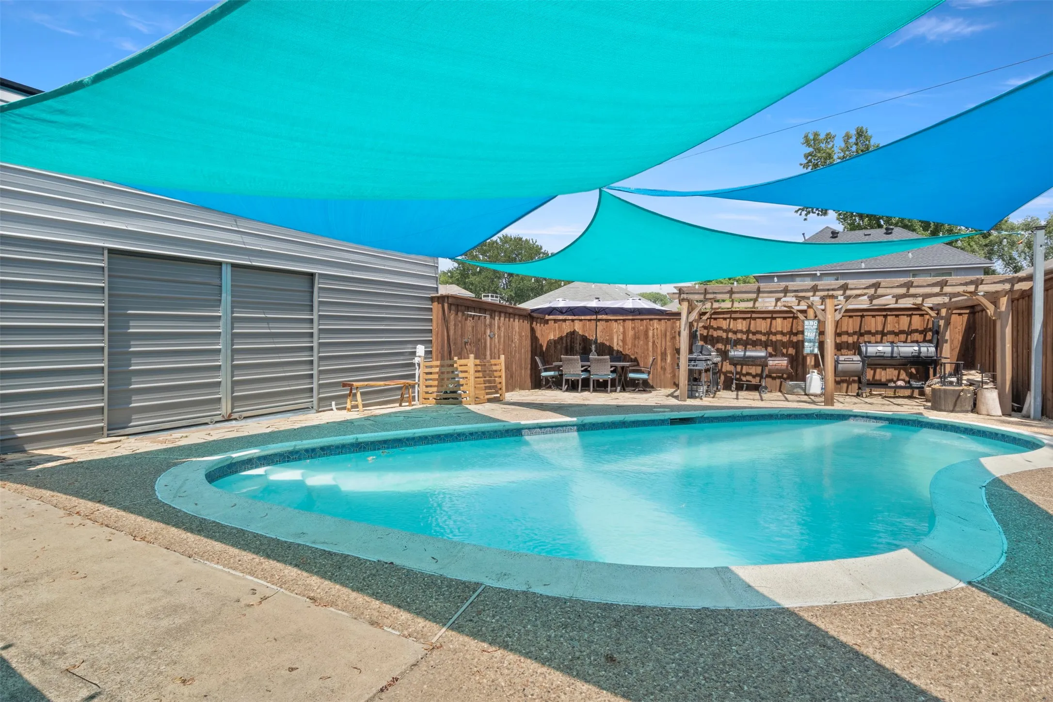 Single Family Residence For Sale in Denton County , 1428 Creekview Drive, Lewisville, Texas 75067, 3 Bedroom, 3 Bathroom, 2 Garage spaces, 2,576 Sqft, built in 1995, mls#21334283, Real Estate Agent in Lewisville, Homes For Sale in Denton county, Homes For Sale in Lewisville, Realtor in Lewisville Texas, Real Estate Brokerage Independent Realty Texas, Luminita Cordes Realtor