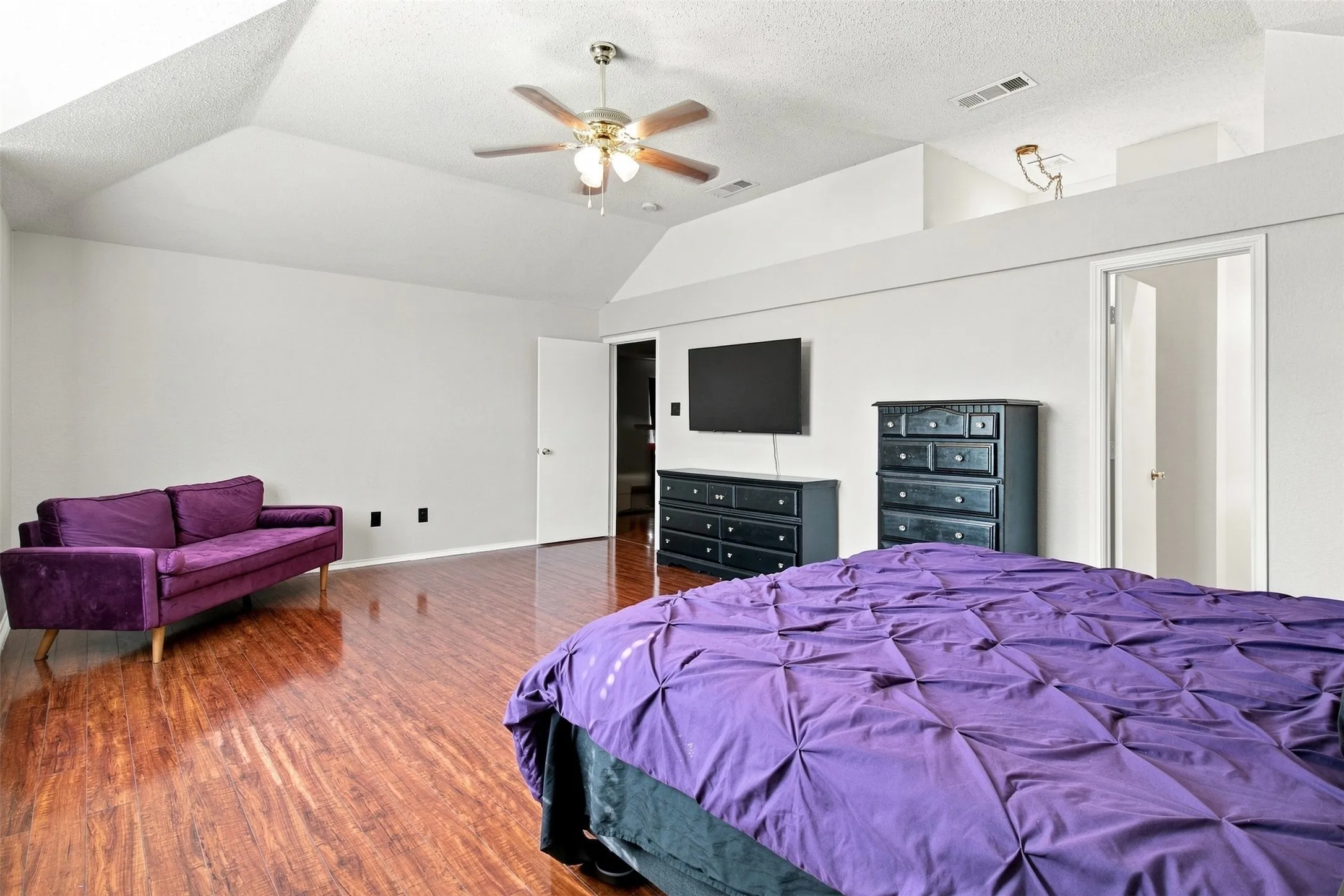 Single Family Residence For Sale in Denton County , 1428 Creekview Drive, Lewisville, Texas 75067, 3 Bedroom, 3 Bathroom, 2 Garage spaces, 2,576 Sqft, built in 1995, mls#21334283, Real Estate Agent in Lewisville, Homes For Sale in Denton county, Homes For Sale in Lewisville, Realtor in Lewisville Texas, Real Estate Brokerage Independent Realty Texas, Luminita Cordes Realtor