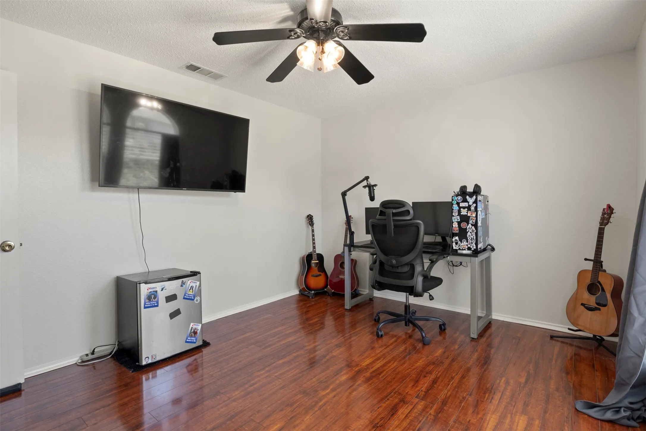 Single Family Residence For Sale in Denton County , 1428 Creekview Drive, Lewisville, Texas 75067, 3 Bedroom, 3 Bathroom, 2 Garage spaces, 2,576 Sqft, built in 1995, mls#21334283, Real Estate Agent in Lewisville, Homes For Sale in Denton county, Homes For Sale in Lewisville, Realtor in Lewisville Texas, Real Estate Brokerage Independent Realty Texas, Luminita Cordes Realtor