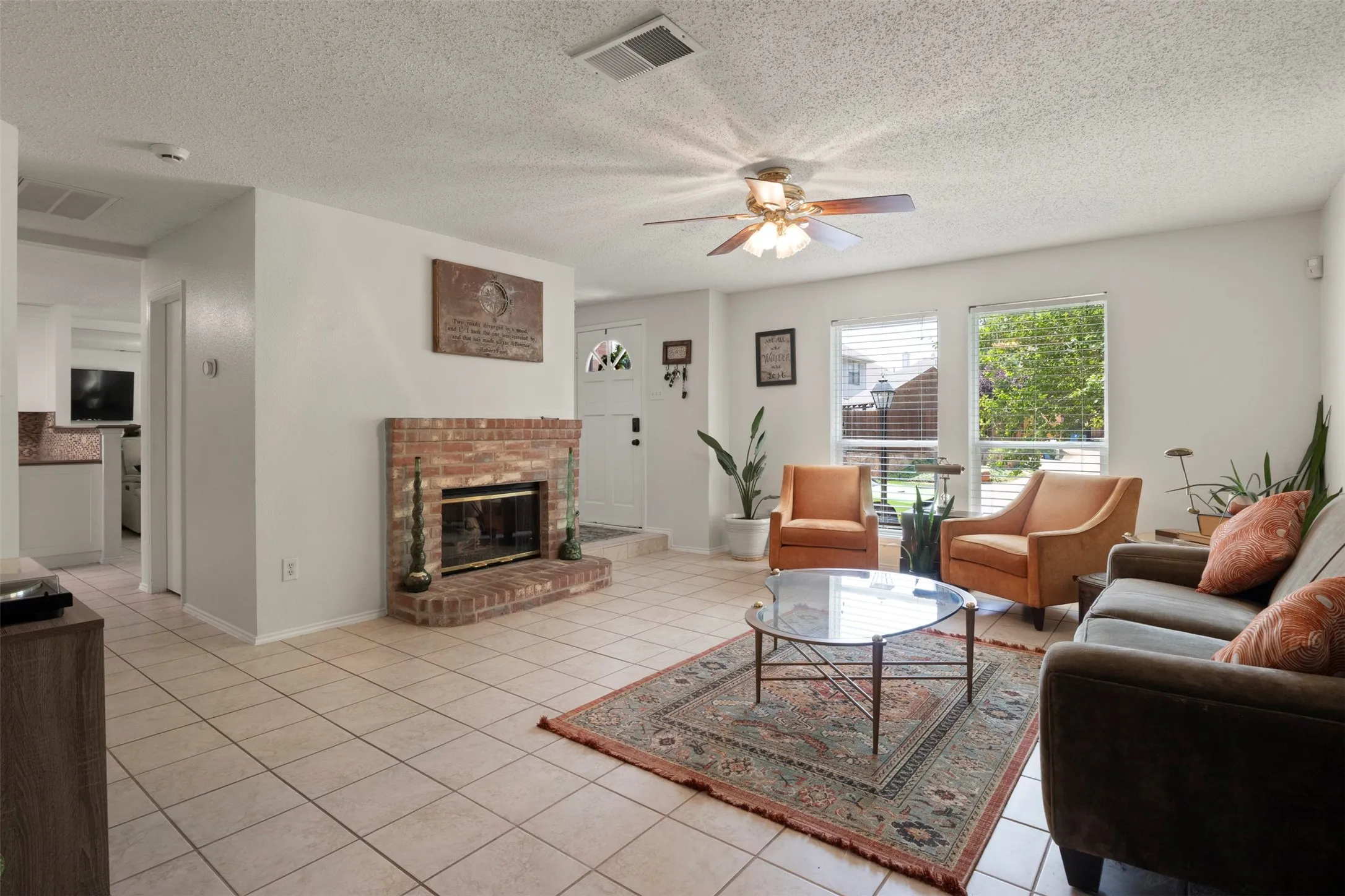 Single Family Residence For Sale in Denton County , 1428 Creekview Drive, Lewisville, Texas 75067, 3 Bedroom, 3 Bathroom, 2 Garage spaces, 2,576 Sqft, built in 1995, mls#21334283, Real Estate Agent in Lewisville, Homes For Sale in Denton county, Homes For Sale in Lewisville, Realtor in Lewisville Texas, Real Estate Brokerage Independent Realty Texas, Luminita Cordes Realtor