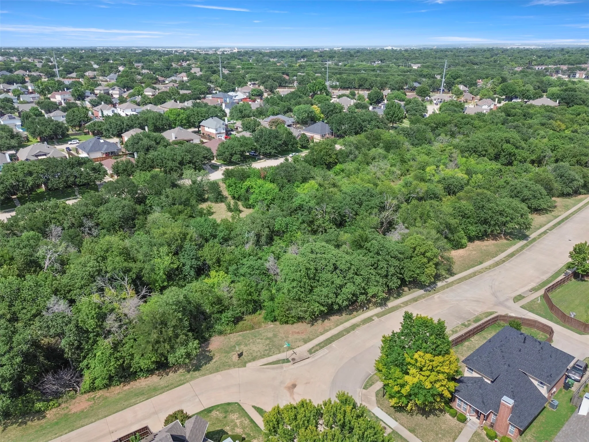 Single Family Residence For Sale in Denton County , 1428 Creekview Drive, Lewisville, Texas 75067, 3 Bedroom, 3 Bathroom, 2 Garage spaces, 2,576 Sqft, built in 1995, mls#21334283, Real Estate Agent in Lewisville, Homes For Sale in Denton county, Homes For Sale in Lewisville, Realtor in Lewisville Texas, Real Estate Brokerage Independent Realty Texas, Luminita Cordes Realtor