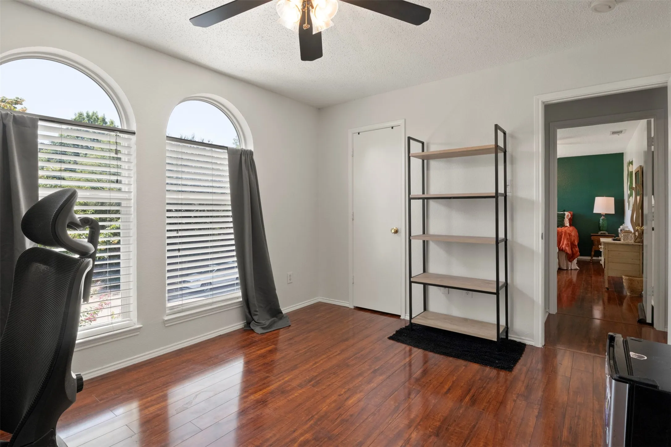 Single Family Residence For Sale in Denton County , 1428 Creekview Drive, Lewisville, Texas 75067, 3 Bedroom, 3 Bathroom, 2 Garage spaces, 2,576 Sqft, built in 1995, mls#21334283, Real Estate Agent in Lewisville, Homes For Sale in Denton county, Homes For Sale in Lewisville, Realtor in Lewisville Texas, Real Estate Brokerage Independent Realty Texas, Luminita Cordes Realtor