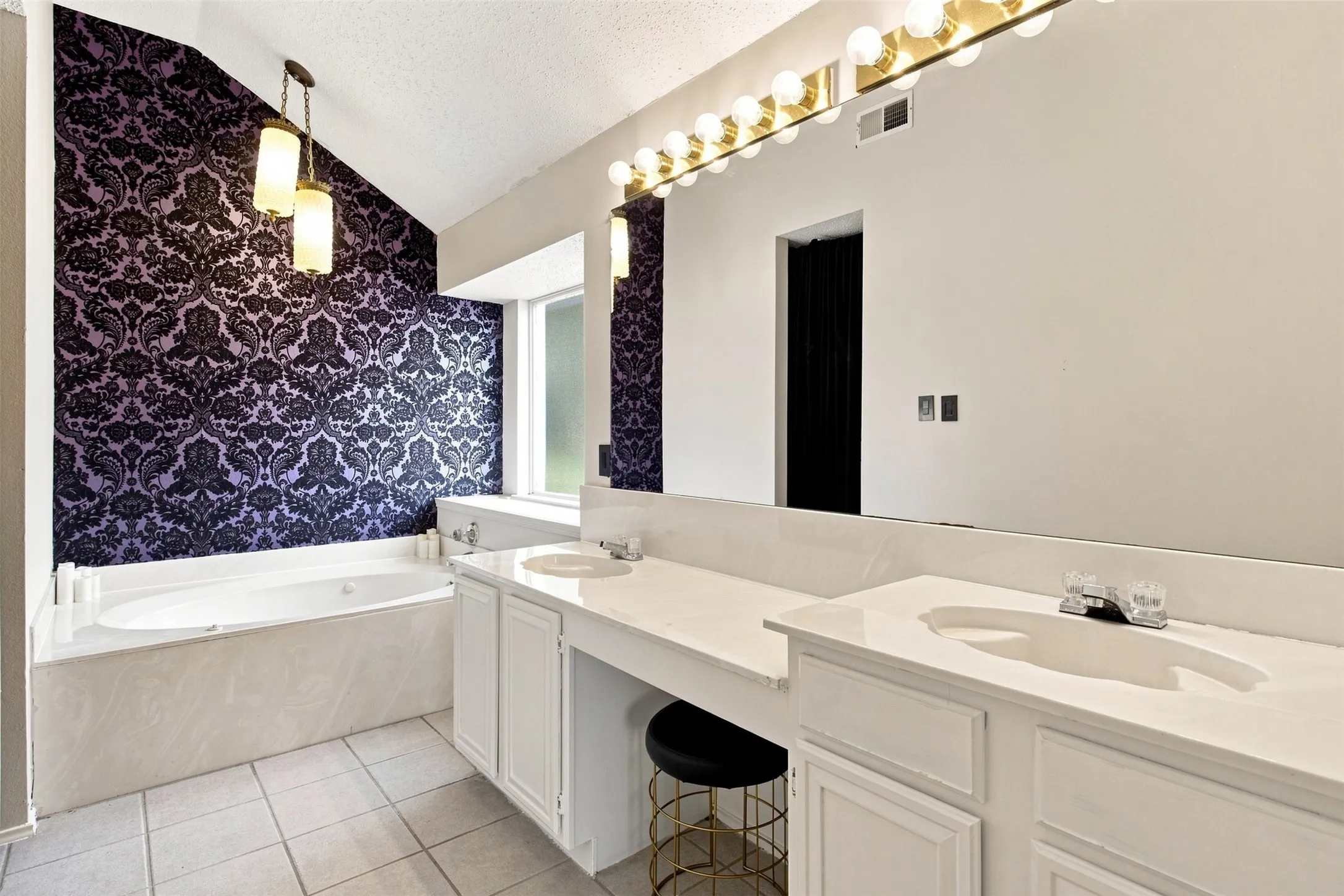 Single Family Residence For Sale in Denton County , 1428 Creekview Drive, Lewisville, Texas 75067, 3 Bedroom, 3 Bathroom, 2 Garage spaces, 2,576 Sqft, built in 1995, mls#21334283, Real Estate Agent in Lewisville, Homes For Sale in Denton county, Homes For Sale in Lewisville, Realtor in Lewisville Texas, Real Estate Brokerage Independent Realty Texas, Luminita Cordes Realtor