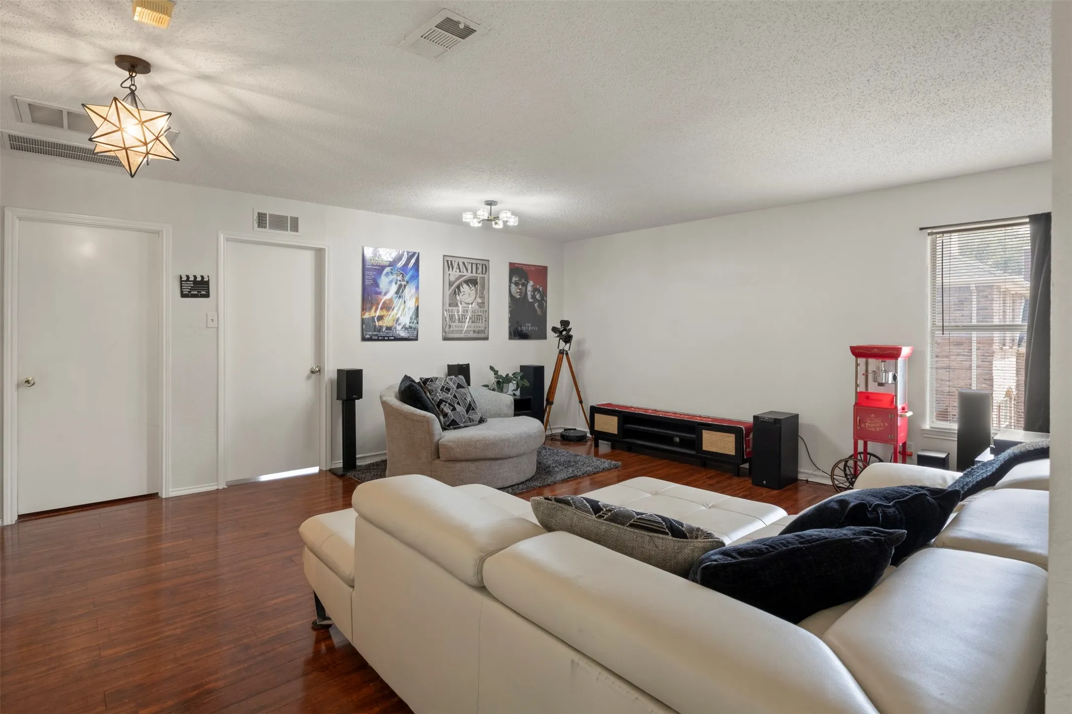 Single Family Residence For Sale in Denton County , 1428 Creekview Drive, Lewisville, Texas 75067, 3 Bedroom, 3 Bathroom, 2 Garage spaces, 2,576 Sqft, built in 1995, mls#21334283, Real Estate Agent in Lewisville, Homes For Sale in Denton county, Homes For Sale in Lewisville, Realtor in Lewisville Texas, Real Estate Brokerage Independent Realty Texas, Luminita Cordes Realtor