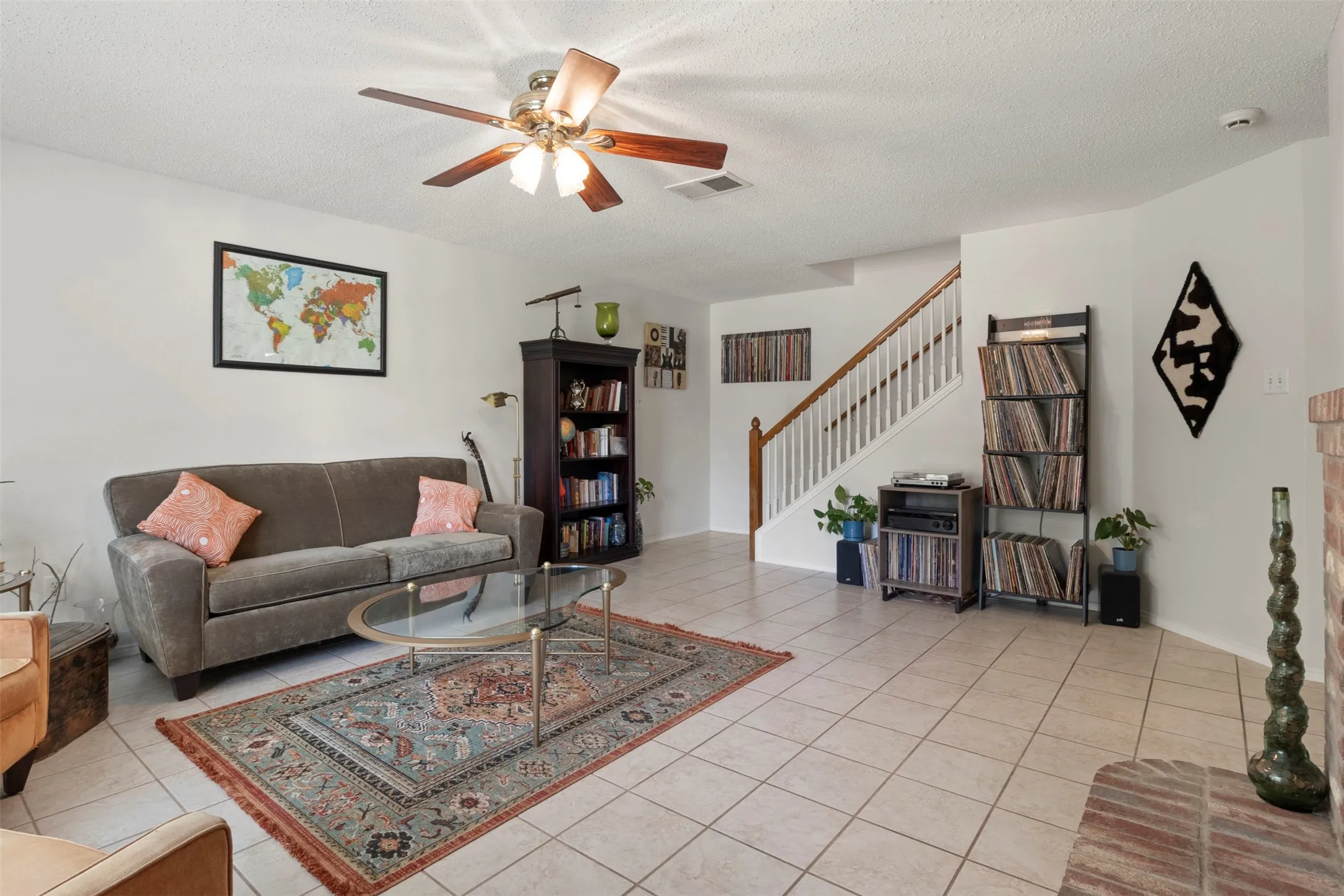 Single Family Residence For Sale in Denton County , 1428 Creekview Drive, Lewisville, Texas 75067, 3 Bedroom, 3 Bathroom, 2 Garage spaces, 2,576 Sqft, built in 1995, mls#21334283, Real Estate Agent in Lewisville, Homes For Sale in Denton county, Homes For Sale in Lewisville, Realtor in Lewisville Texas, Real Estate Brokerage Independent Realty Texas, Luminita Cordes Realtor