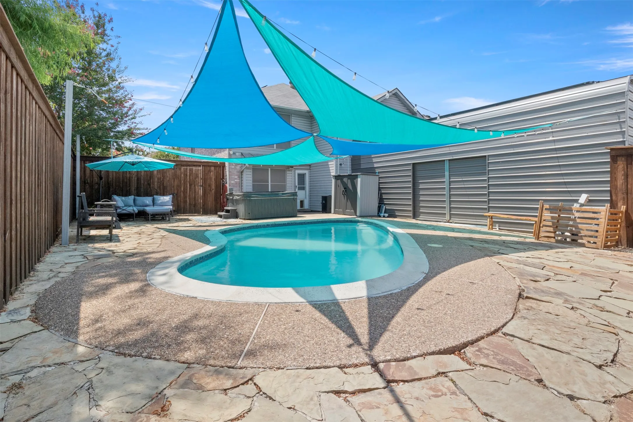 Single Family Residence For Sale in Denton County , 1428 Creekview Drive, Lewisville, Texas 75067, 3 Bedroom, 3 Bathroom, 2 Garage spaces, 2,576 Sqft, built in 1995, mls#21334283, Real Estate Agent in Lewisville, Homes For Sale in Denton county, Homes For Sale in Lewisville, Realtor in Lewisville Texas, Real Estate Brokerage Independent Realty Texas, Luminita Cordes Realtor