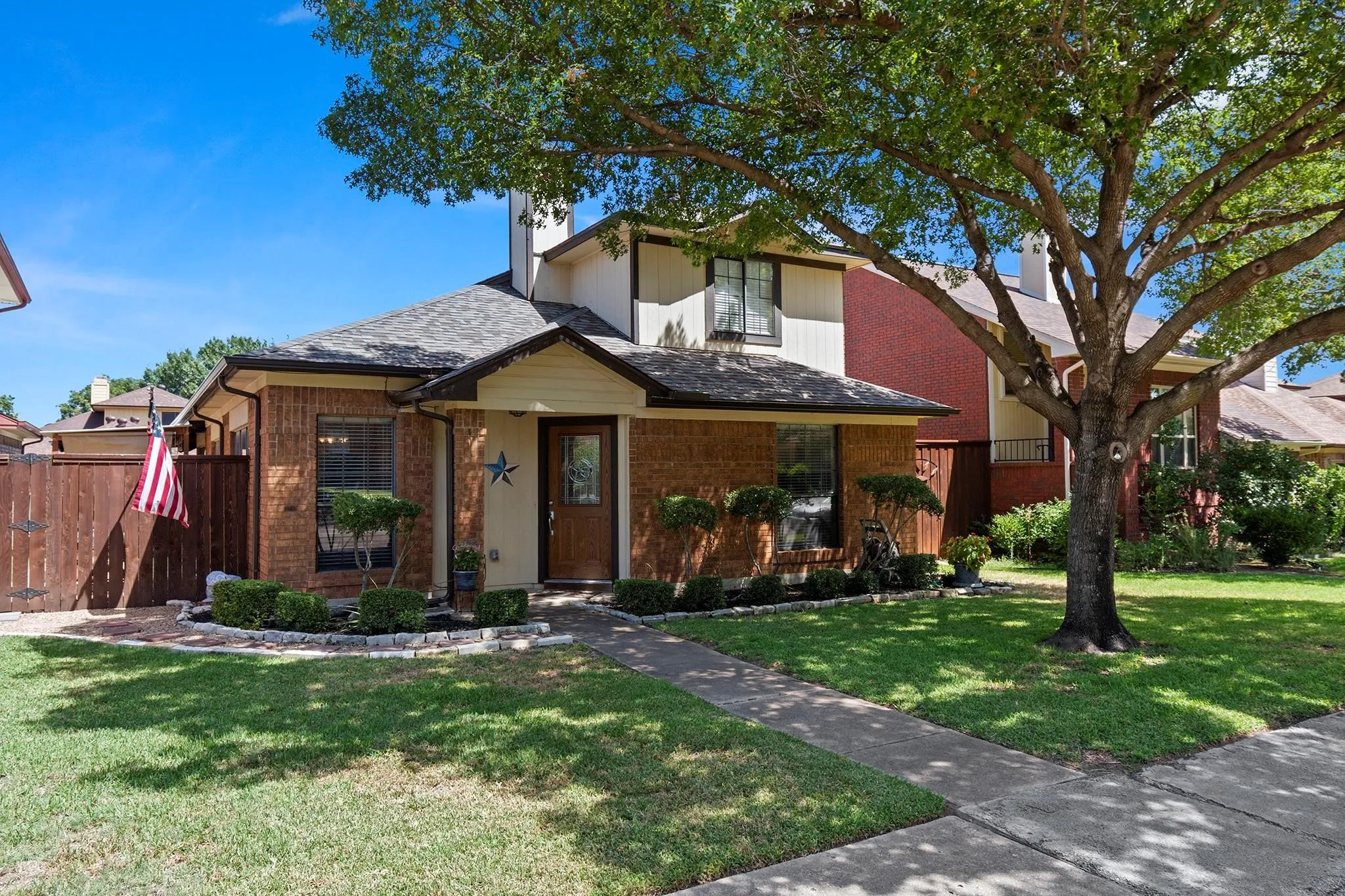 Single Family Residence For Sale in Denton County , 2920 Peninsula Way, Carrollton, Texas 75007, 3 Bedroom, 3 Bathroom, 2 Garage spaces, 1,653 Sqft, built in 1987, mls#21336433, Real Estate Agent in Carrollton, Homes For Sale in Denton county, Homes For Sale in Carrollton, Realtor in Carrollton Texas, Real Estate Brokerage Independent Realty Texas, Luminita Cordes Realtor